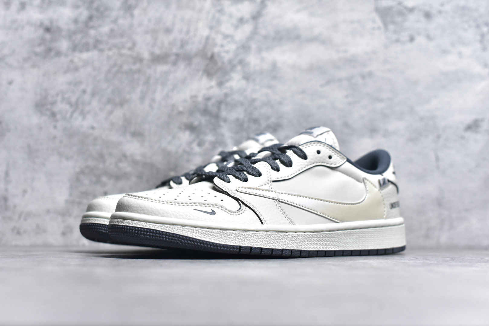 图片[2]-#TS x Air Jordan AJ1 Low X Undefeated 倒钩低帮联名UND定制配色 珠光灰 原厂内置气垫魔块 A模大底 头层小牛皮 鞋舌AJ原厂专用牛津布+AJ专用反口珍珠布+原厂无杂质高弹内里海棉+特殊封边弹力鞋带 货号：DM7866 018 尺码：36 36.5 37.5 38 38.5 39 40 40.5 41 42 42.5 43 44 44.5 45-选品中心