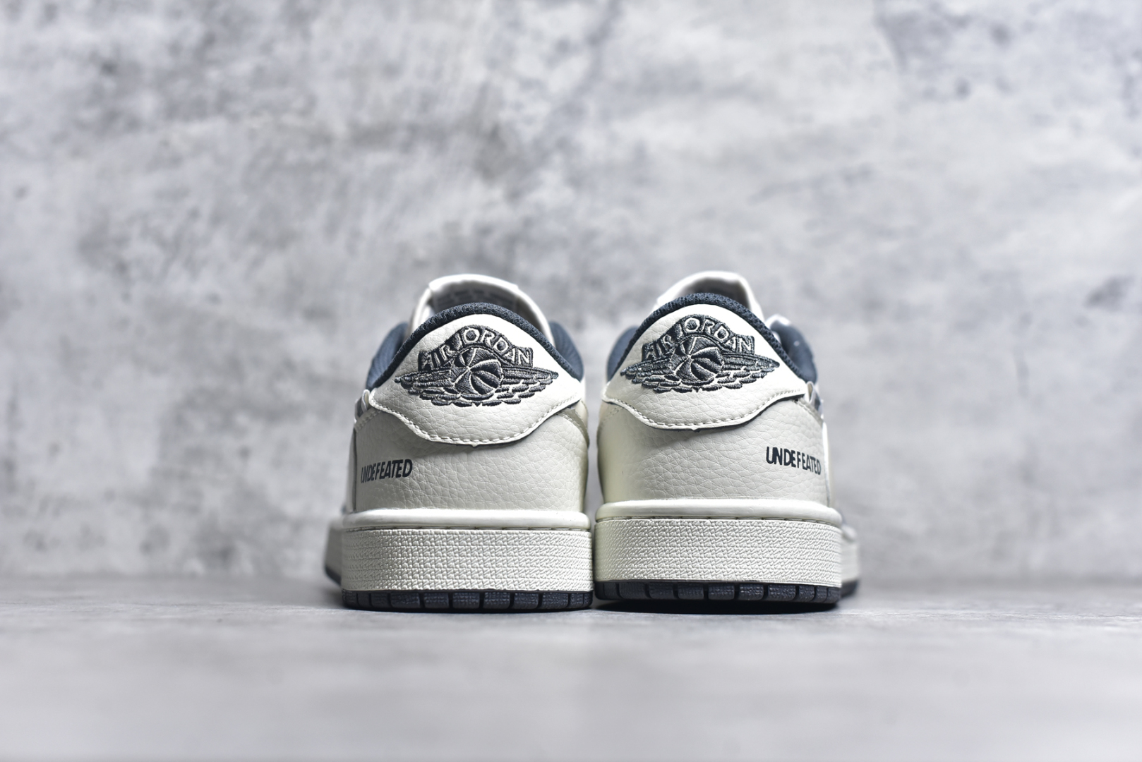 图片[5]-#TS x Air Jordan AJ1 Low X Undefeated 倒钩低帮联名UND定制配色 珠光灰 原厂内置气垫魔块 A模大底 头层小牛皮 鞋舌AJ原厂专用牛津布+AJ专用反口珍珠布+原厂无杂质高弹内里海棉+特殊封边弹力鞋带 货号：DM7866 018 尺码：36 36.5 37.5 38 38.5 39 40 40.5 41 42 42.5 43 44 44.5 45-选品中心
