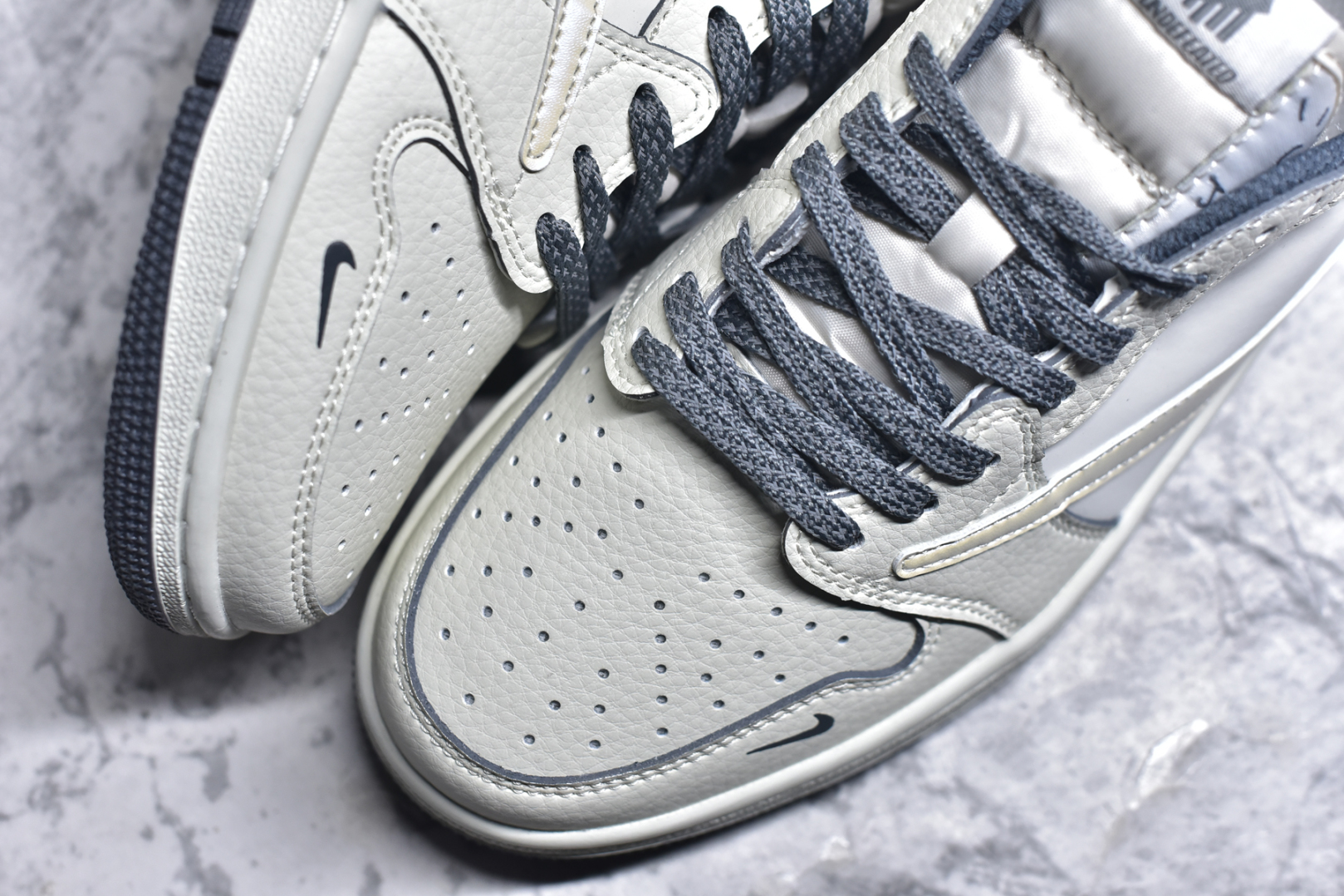 图片[8]-#TS x Air Jordan AJ1 Low X Undefeated 倒钩低帮联名UND定制配色 珠光灰 原厂内置气垫魔块 A模大底 头层小牛皮 鞋舌AJ原厂专用牛津布+AJ专用反口珍珠布+原厂无杂质高弹内里海棉+特殊封边弹力鞋带 货号：DM7866 018 尺码：36 36.5 37.5 38 38.5 39 40 40.5 41 42 42.5 43 44 44.5 45-选品中心