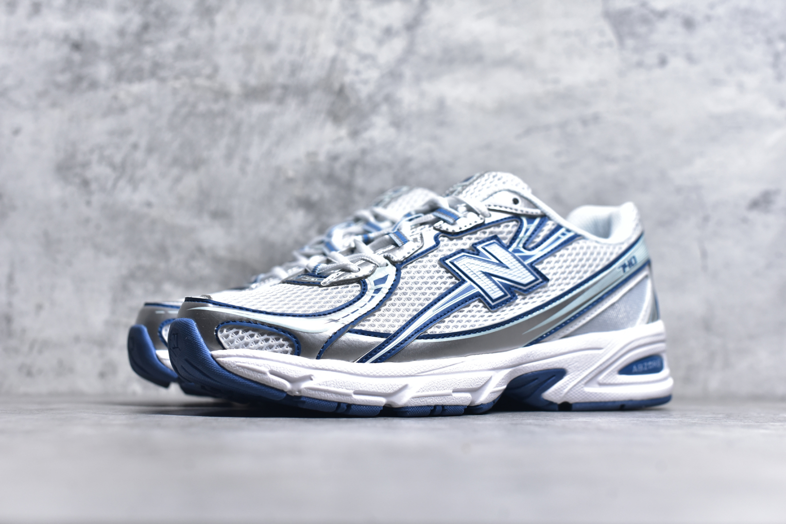 图片[2]-#New Balance MR740 NB新百伦系列复古老爹风休闲运动慢跑鞋 采用轻质牛剖革拼接透气网眼衬垫织物鞋面材质 T-Beam大底提供足步弓支撑 保持步态稳定#后跟搭载外露缓震胶 鞋身整体以各种深浅不一的灰色覆盖 鞋头以淡蓝色调装饰，网眼衬垫通过不规律的色块实现做旧的美感 泛黄的鞋底更是进一步增添了复古气息 尺码：36 37 37.5 38 38.5 39.5 40 40.5 41.5 42 42.5 43 44 45-选品中心