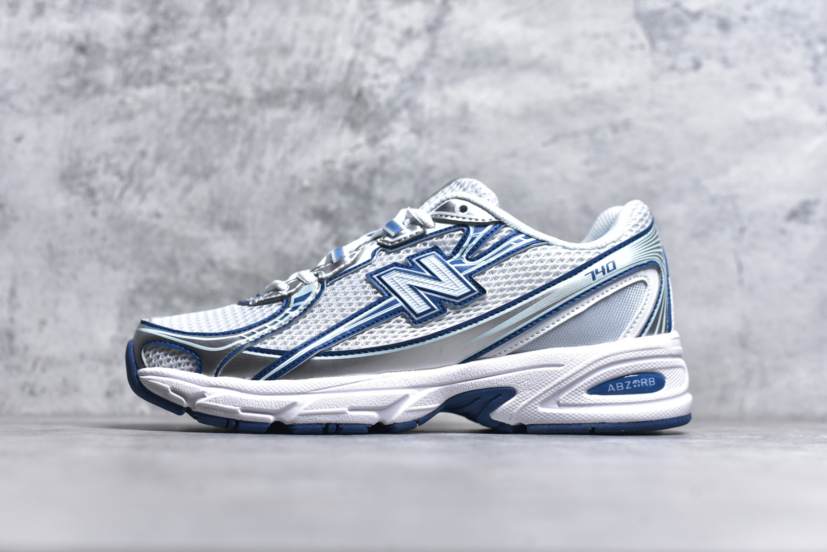#New Balance MR740 NB新百伦系列复古老爹风休闲运动慢跑鞋 采用轻质牛剖革拼接透气网眼衬垫织物鞋面材质 T-Beam大底提供足步弓支撑 保持步态稳定#后跟搭载外露缓震胶 鞋身整体以各种深浅不一的灰色覆盖 鞋头以淡蓝色调装饰，网眼衬垫通过不规律的色块实现做旧的美感 泛黄的鞋底更是进一步增添了复古气息 尺码：36 37 37.5 38 38.5 39.5 40 40.5 41.5 42 42.5 43 44 45-选品中心