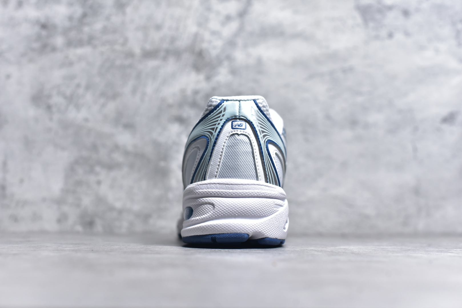 图片[5]-#New Balance MR740 NB新百伦系列复古老爹风休闲运动慢跑鞋 采用轻质牛剖革拼接透气网眼衬垫织物鞋面材质 T-Beam大底提供足步弓支撑 保持步态稳定#后跟搭载外露缓震胶 鞋身整体以各种深浅不一的灰色覆盖 鞋头以淡蓝色调装饰，网眼衬垫通过不规律的色块实现做旧的美感 泛黄的鞋底更是进一步增添了复古气息 尺码：36 37 37.5 38 38.5 39.5 40 40.5 41.5 42 42.5 43 44 45-选品中心