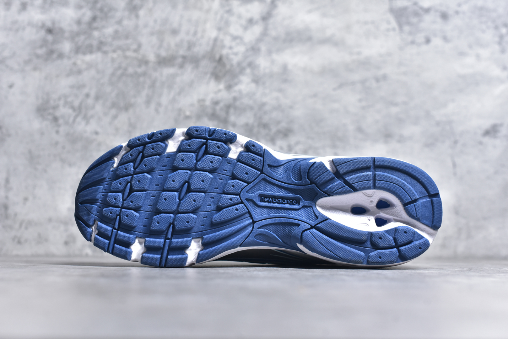图片[6]-#New Balance MR740 NB新百伦系列复古老爹风休闲运动慢跑鞋 采用轻质牛剖革拼接透气网眼衬垫织物鞋面材质 T-Beam大底提供足步弓支撑 保持步态稳定#后跟搭载外露缓震胶 鞋身整体以各种深浅不一的灰色覆盖 鞋头以淡蓝色调装饰，网眼衬垫通过不规律的色块实现做旧的美感 泛黄的鞋底更是进一步增添了复古气息 尺码：36 37 37.5 38 38.5 39.5 40 40.5 41.5 42 42.5 43 44 45-选品中心