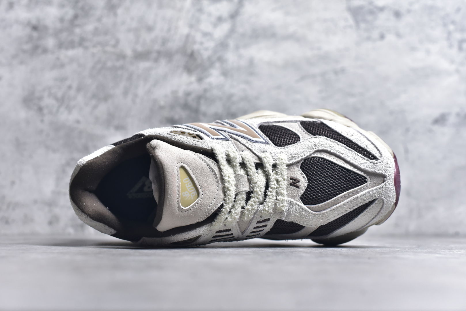 图片[4]-#NB 新百伦 New Balance NB9060小象蹄男女款9060舒适百搭老爹鞋。全新 9060 款式将经典风格与现代设计融合到日常多功能性中。 9060 重新诠释了源自经典 99X 型号的熟悉元素，其灵感来自于 Y2K 时代的未来主义和美学。 鞋面在990 的基础中进行了扩展和使用，以提供可见的运动感，中底采用 ABZORB 和 SBS 熟悉的缓震平台以提供舒适感。 类型：男女鞋 尺码：36-45含半码-选品中心