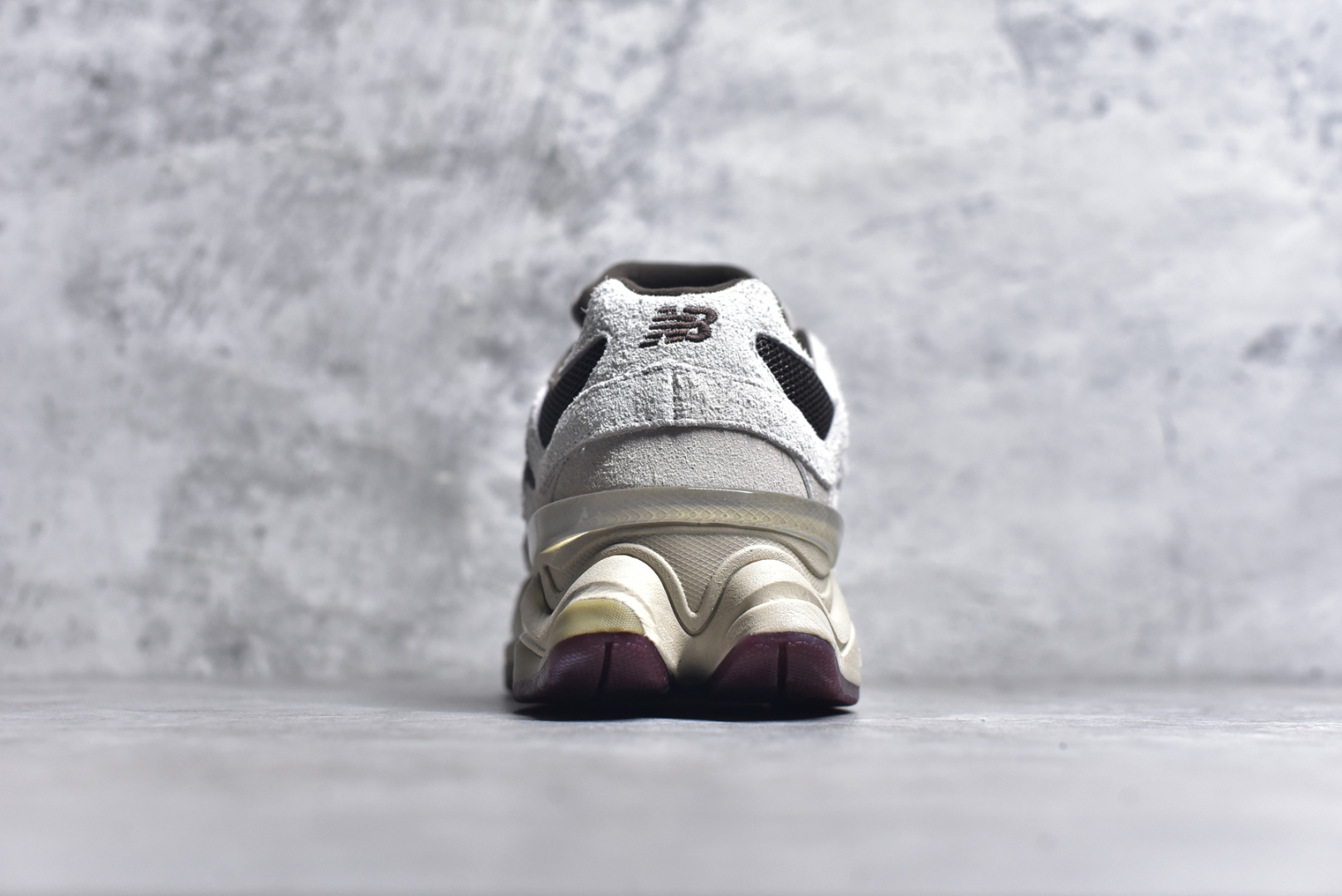 图片[5]-#NB 新百伦 New Balance NB9060小象蹄男女款9060舒适百搭老爹鞋。全新 9060 款式将经典风格与现代设计融合到日常多功能性中。 9060 重新诠释了源自经典 99X 型号的熟悉元素，其灵感来自于 Y2K 时代的未来主义和美学。 鞋面在990 的基础中进行了扩展和使用，以提供可见的运动感，中底采用 ABZORB 和 SBS 熟悉的缓震平台以提供舒适感。 类型：男女鞋 尺码：36-45含半码-选品中心
