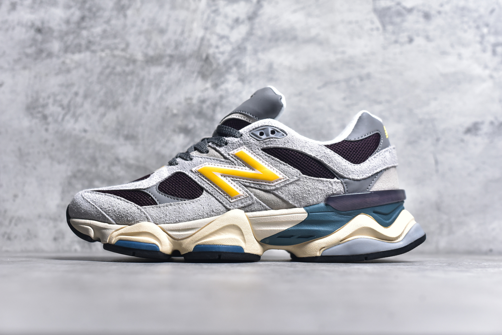 #NB 新百伦 New Balance NB9060小象蹄男女款9060舒适百搭老爹鞋。全新 9060 款式将经典风格与现代设计融合到日常多功能性中。 9060 重新诠释了源自经典 99X 型号的熟悉元素，其灵感来自于 Y2K 时代的未来主义和美学。 鞋面在990 的基础中进行了扩展和使用，以提供可见的运动感，中底采用 ABZORB 和 SBS 熟悉的缓震平台以提供舒适感。 类型：男女鞋 尺码：36-45含半码-选品中心