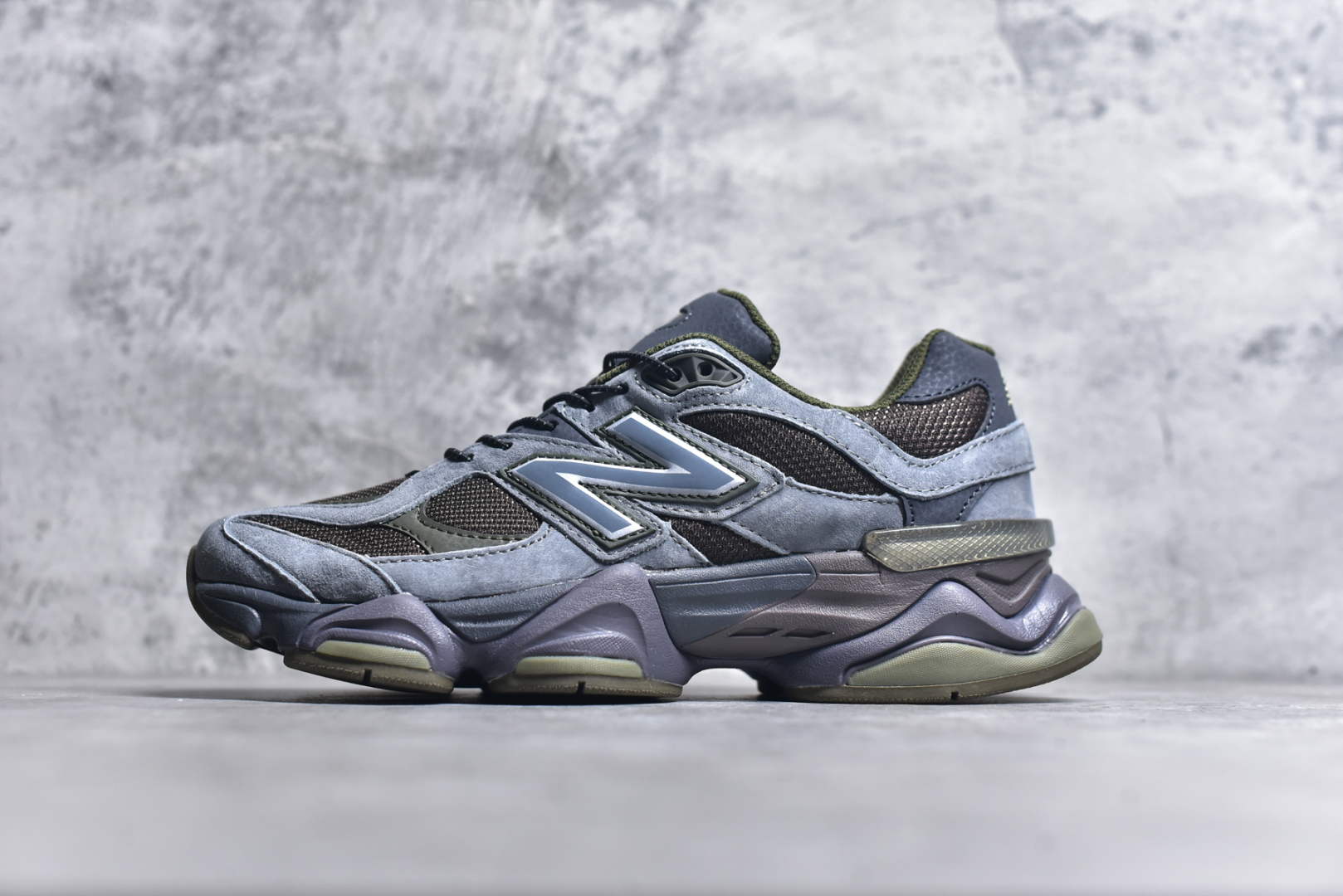 #NB 新百伦 New Balance NB9060小象蹄男女款9060舒适百搭老爹鞋。全新 9060 款式将经典风格与现代设计融合到日常多功能性中。 9060 重新诠释了源自经典 99X 型号的熟悉元素，其灵感来自于 Y2K 时代的未来主义和美学。 鞋面在990 的基础中进行了扩展和使用，以提供可见的运动感，中底采用 ABZORB 和 SBS 熟悉的缓震平台以提供舒适感。 类型：男女鞋 尺码：36-45含半码-选品中心