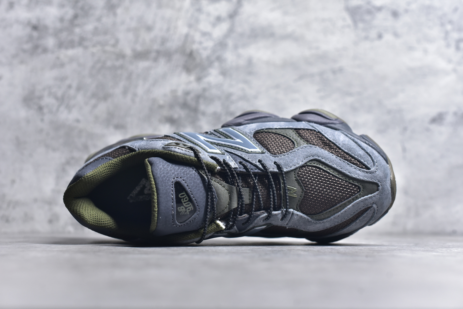 图片[4]-#NB 新百伦 New Balance NB9060小象蹄男女款9060舒适百搭老爹鞋。全新 9060 款式将经典风格与现代设计融合到日常多功能性中。 9060 重新诠释了源自经典 99X 型号的熟悉元素，其灵感来自于 Y2K 时代的未来主义和美学。 鞋面在990 的基础中进行了扩展和使用，以提供可见的运动感，中底采用 ABZORB 和 SBS 熟悉的缓震平台以提供舒适感。 类型：男女鞋 尺码：36-45含半码-选品中心