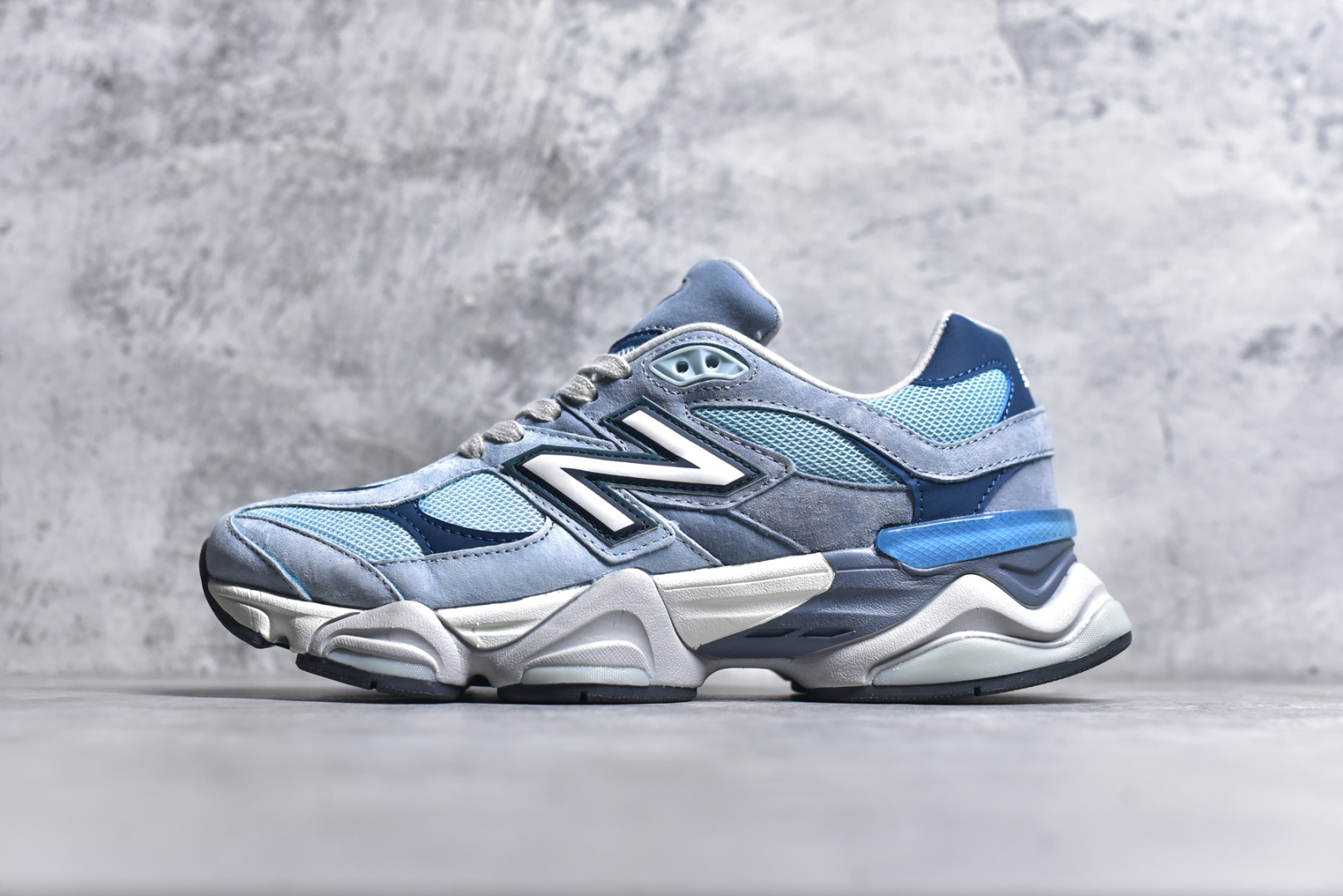 #NB 新百伦 New Balance NB9060小象蹄男女款9060舒适百搭老爹鞋。全新 9060 款式将经典风格与现代设计融合到日常多功能性中。 9060 重新诠释了源自经典 99X 型号的熟悉元素，其灵感来自于 Y2K 时代的未来主义和美学。 鞋面在990 的基础中进行了扩展和使用，以提供可见的运动感，中底采用 ABZORB 和 SBS 熟悉的缓震平台以提供舒适感。 类型：男女鞋 尺码：36-45含半码-选品中心