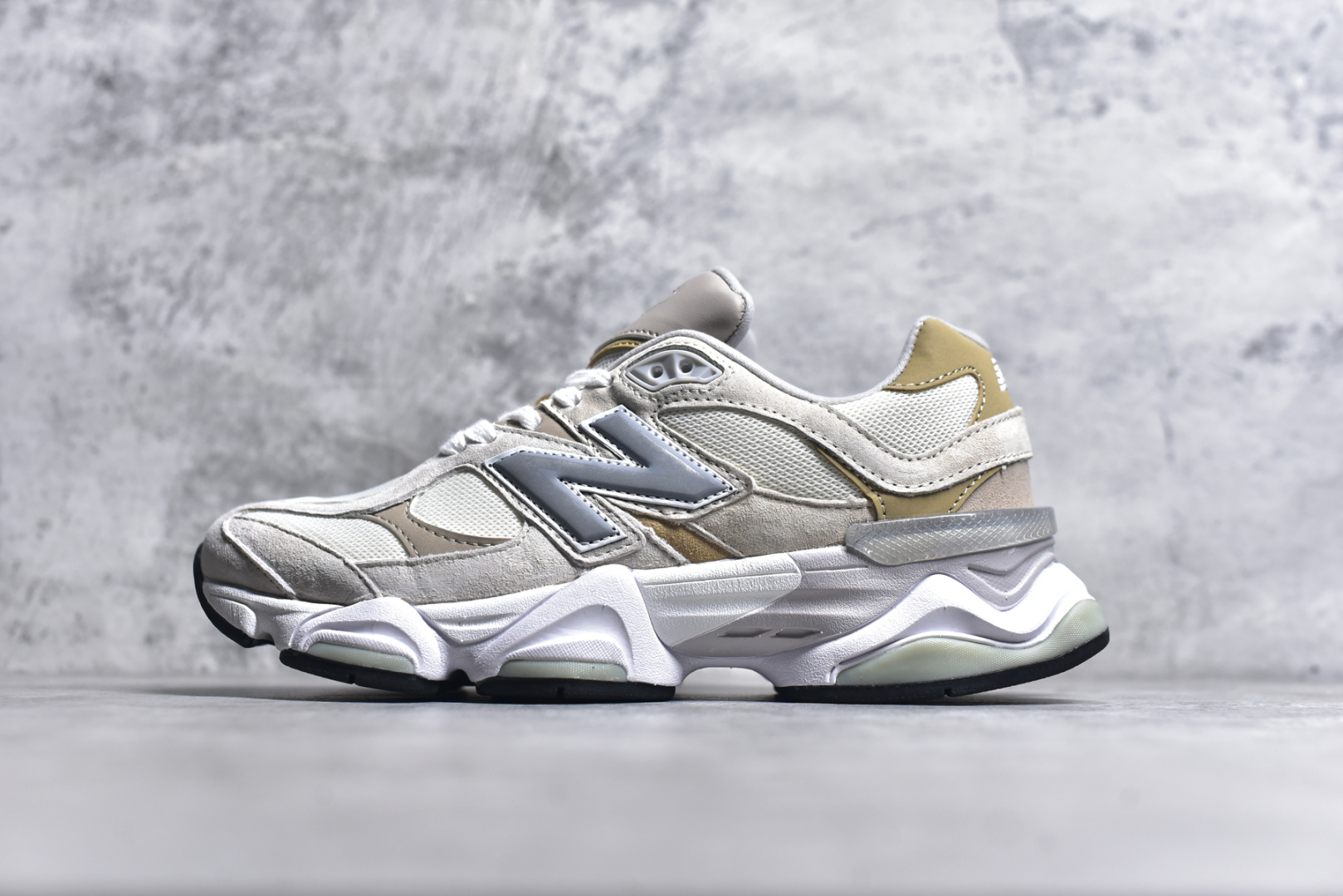 #NB 新百伦 New Balance NB9060小象蹄男女款9060舒适百搭老爹鞋。全新 9060 款式将经典风格与现代设计融合到日常多功能性中。 9060 重新诠释了源自经典 99X 型号的熟悉元素，其灵感来自于 Y2K 时代的未来主义和美学。 鞋面在990 的基础中进行了扩展和使用，以提供可见的运动感，中底采用 ABZORB 和 SBS 熟悉的缓震平台以提供舒适感。 类型：男女鞋 尺码：36-45含半码-选品中心