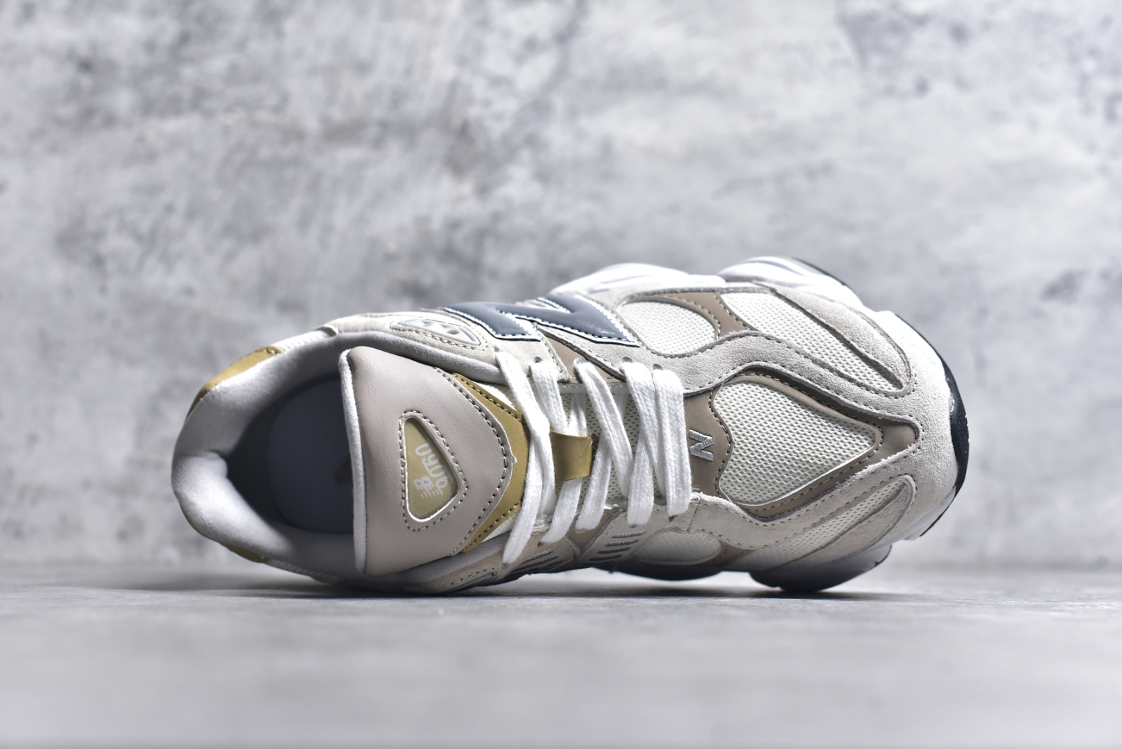 图片[4]-#NB 新百伦 New Balance NB9060小象蹄男女款9060舒适百搭老爹鞋。全新 9060 款式将经典风格与现代设计融合到日常多功能性中。 9060 重新诠释了源自经典 99X 型号的熟悉元素，其灵感来自于 Y2K 时代的未来主义和美学。 鞋面在990 的基础中进行了扩展和使用，以提供可见的运动感，中底采用 ABZORB 和 SBS 熟悉的缓震平台以提供舒适感。 类型：男女鞋 尺码：36-45含半码-选品中心