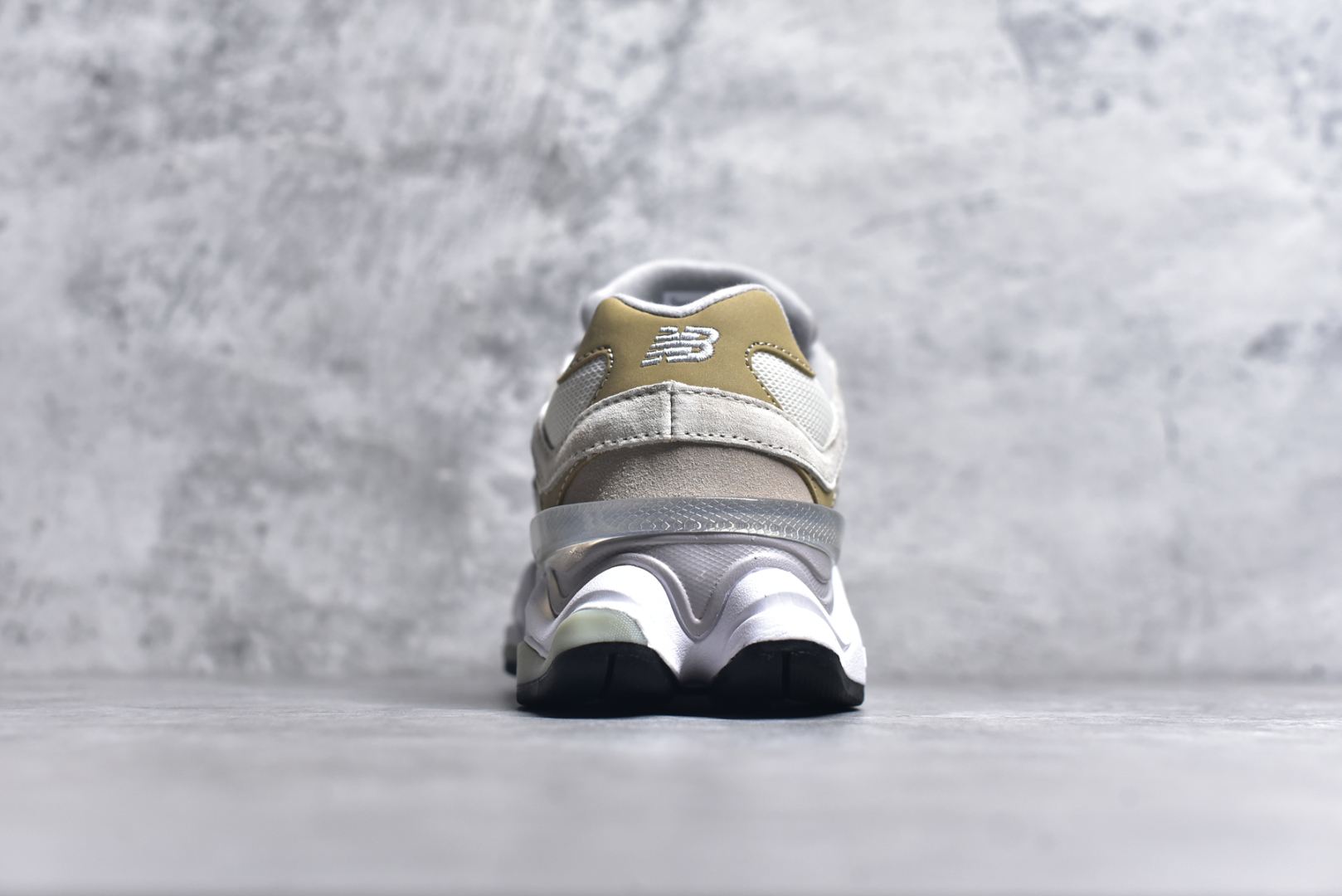 图片[5]-#NB 新百伦 New Balance NB9060小象蹄男女款9060舒适百搭老爹鞋。全新 9060 款式将经典风格与现代设计融合到日常多功能性中。 9060 重新诠释了源自经典 99X 型号的熟悉元素，其灵感来自于 Y2K 时代的未来主义和美学。 鞋面在990 的基础中进行了扩展和使用，以提供可见的运动感，中底采用 ABZORB 和 SBS 熟悉的缓震平台以提供舒适感。 类型：男女鞋 尺码：36-45含半码-选品中心