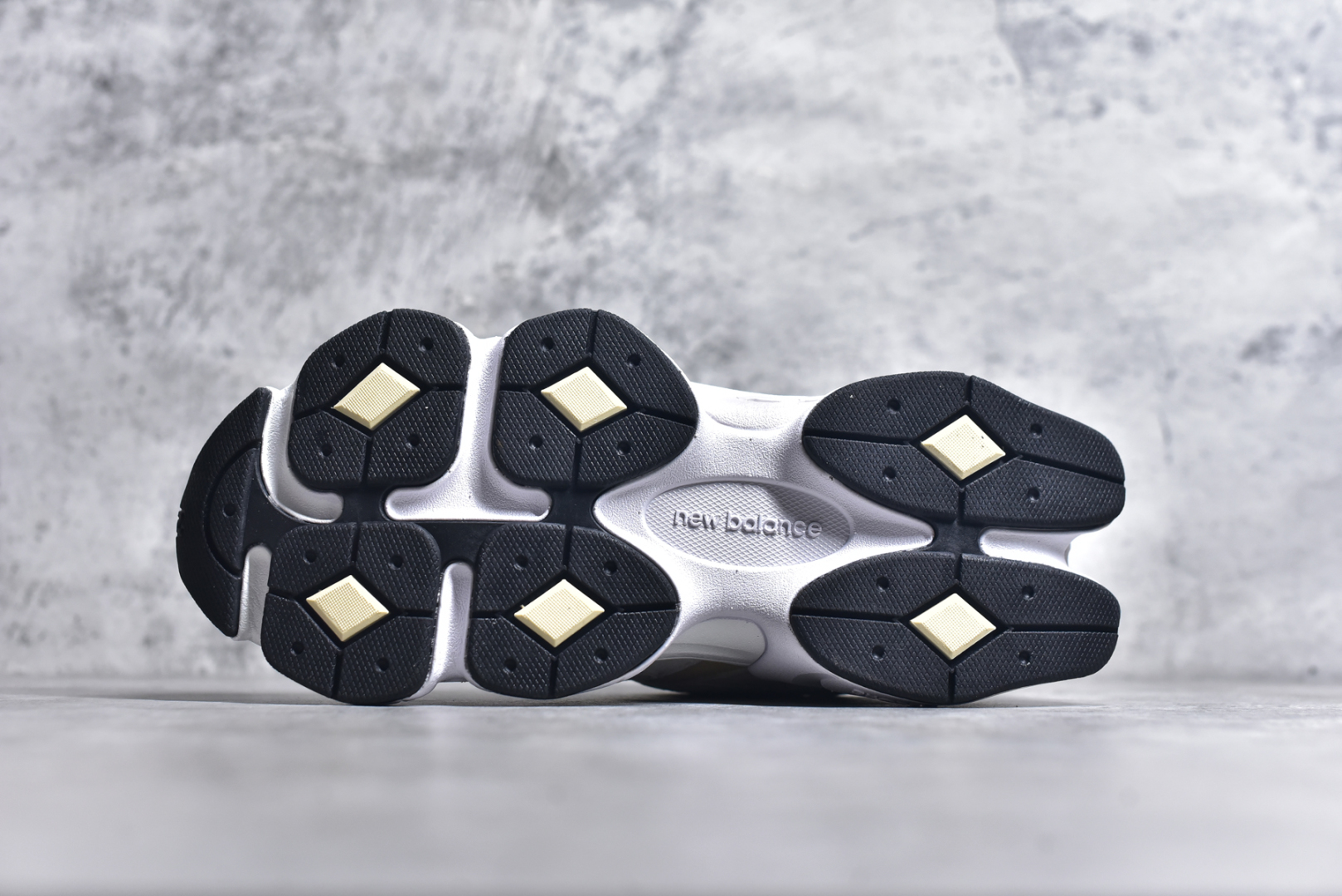 图片[6]-#NB 新百伦 New Balance NB9060小象蹄男女款9060舒适百搭老爹鞋。全新 9060 款式将经典风格与现代设计融合到日常多功能性中。 9060 重新诠释了源自经典 99X 型号的熟悉元素，其灵感来自于 Y2K 时代的未来主义和美学。 鞋面在990 的基础中进行了扩展和使用，以提供可见的运动感，中底采用 ABZORB 和 SBS 熟悉的缓震平台以提供舒适感。 类型：男女鞋 尺码：36-45含半码-选品中心