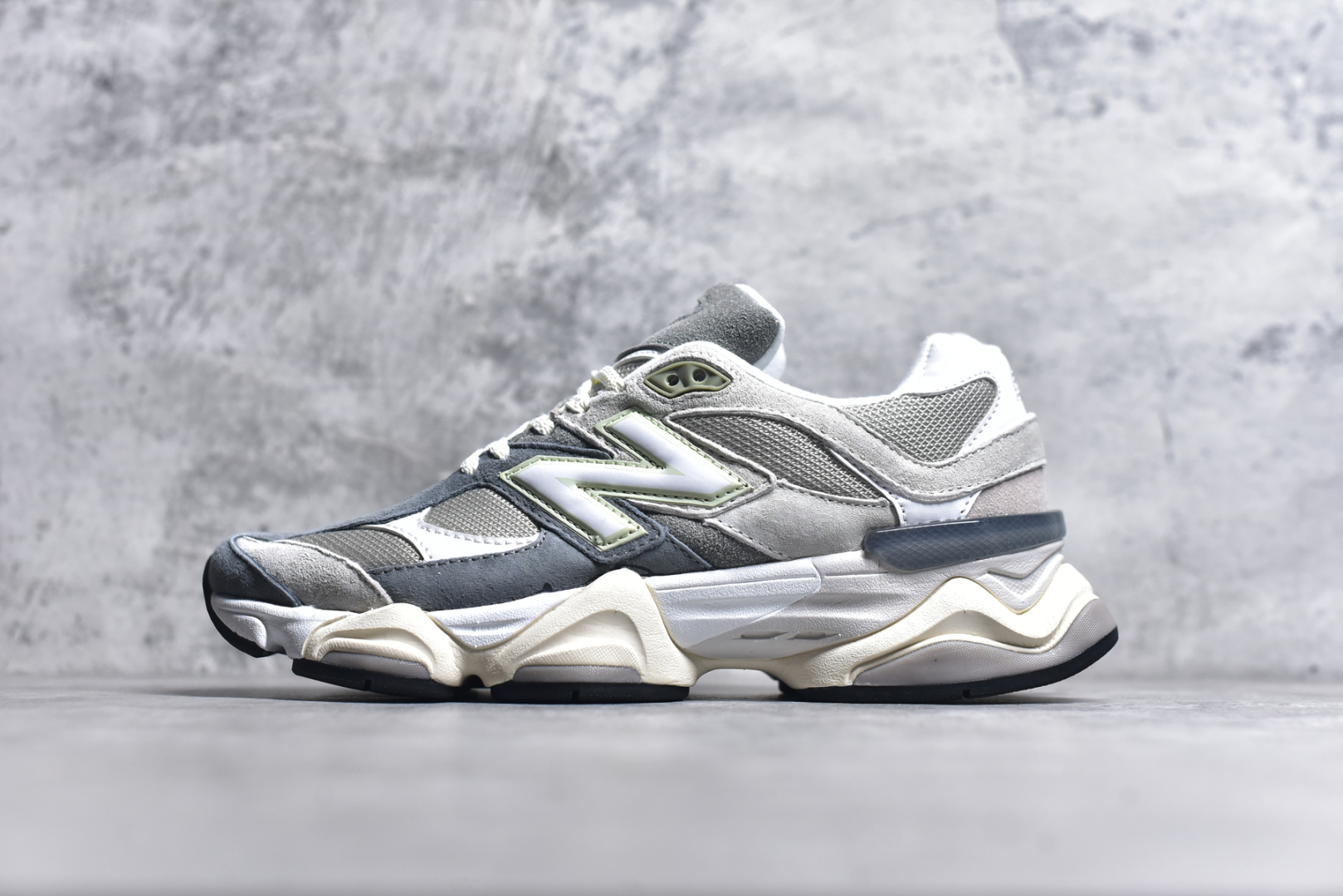#NB 新百伦 New Balance NB9060小象蹄男女款9060舒适百搭老爹鞋。全新 9060 款式将经典风格与现代设计融合到日常多功能性中。 9060 重新诠释了源自经典 99X 型号的熟悉元素，其灵感来自于 Y2K 时代的未来主义和美学。 鞋面在990 的基础中进行了扩展和使用，以提供可见的运动感，中底采用 ABZORB 和 SBS 熟悉的缓震平台以提供舒适感。 类型：男女鞋 尺码：36-45含半码-选品中心