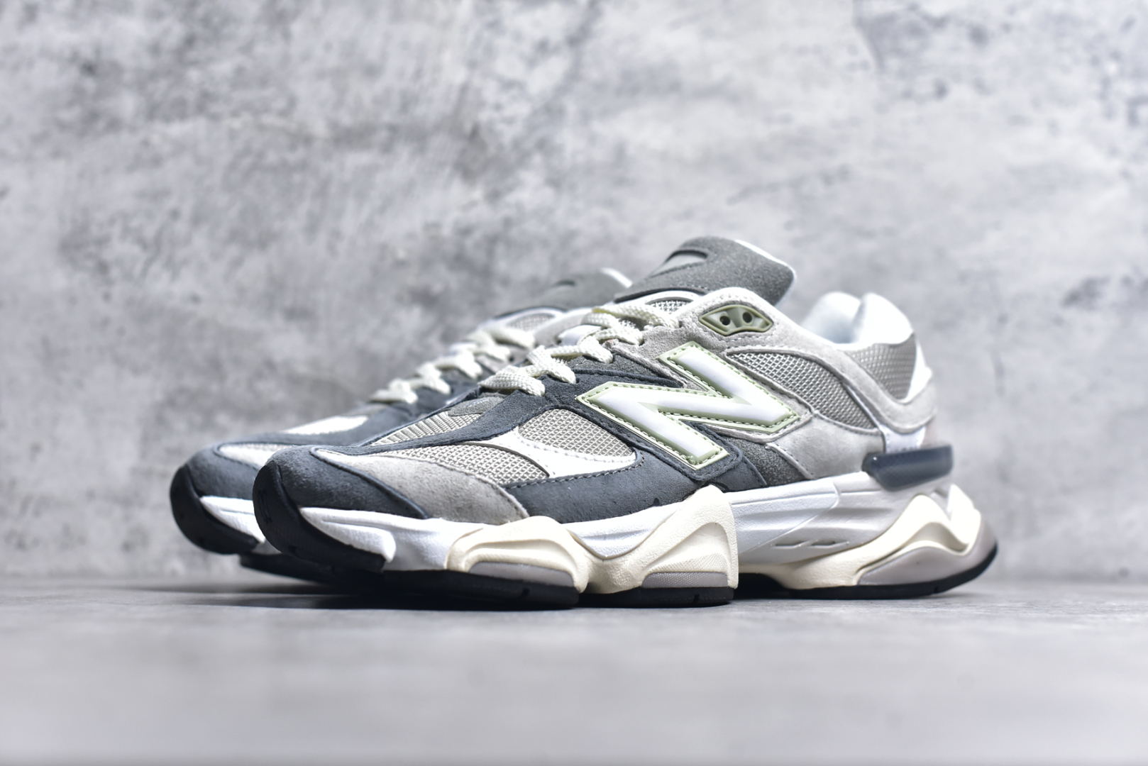 图片[2]-#NB 新百伦 New Balance NB9060小象蹄男女款9060舒适百搭老爹鞋。全新 9060 款式将经典风格与现代设计融合到日常多功能性中。 9060 重新诠释了源自经典 99X 型号的熟悉元素，其灵感来自于 Y2K 时代的未来主义和美学。 鞋面在990 的基础中进行了扩展和使用，以提供可见的运动感，中底采用 ABZORB 和 SBS 熟悉的缓震平台以提供舒适感。 类型：男女鞋 尺码：36-45含半码-选品中心