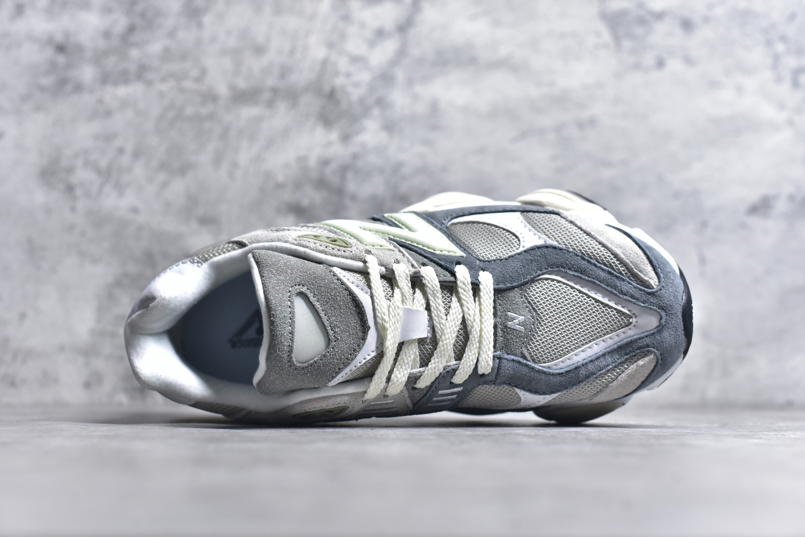 图片[4]-#NB 新百伦 New Balance NB9060小象蹄男女款9060舒适百搭老爹鞋。全新 9060 款式将经典风格与现代设计融合到日常多功能性中。 9060 重新诠释了源自经典 99X 型号的熟悉元素，其灵感来自于 Y2K 时代的未来主义和美学。 鞋面在990 的基础中进行了扩展和使用，以提供可见的运动感，中底采用 ABZORB 和 SBS 熟悉的缓震平台以提供舒适感。 类型：男女鞋 尺码：36-45含半码-选品中心