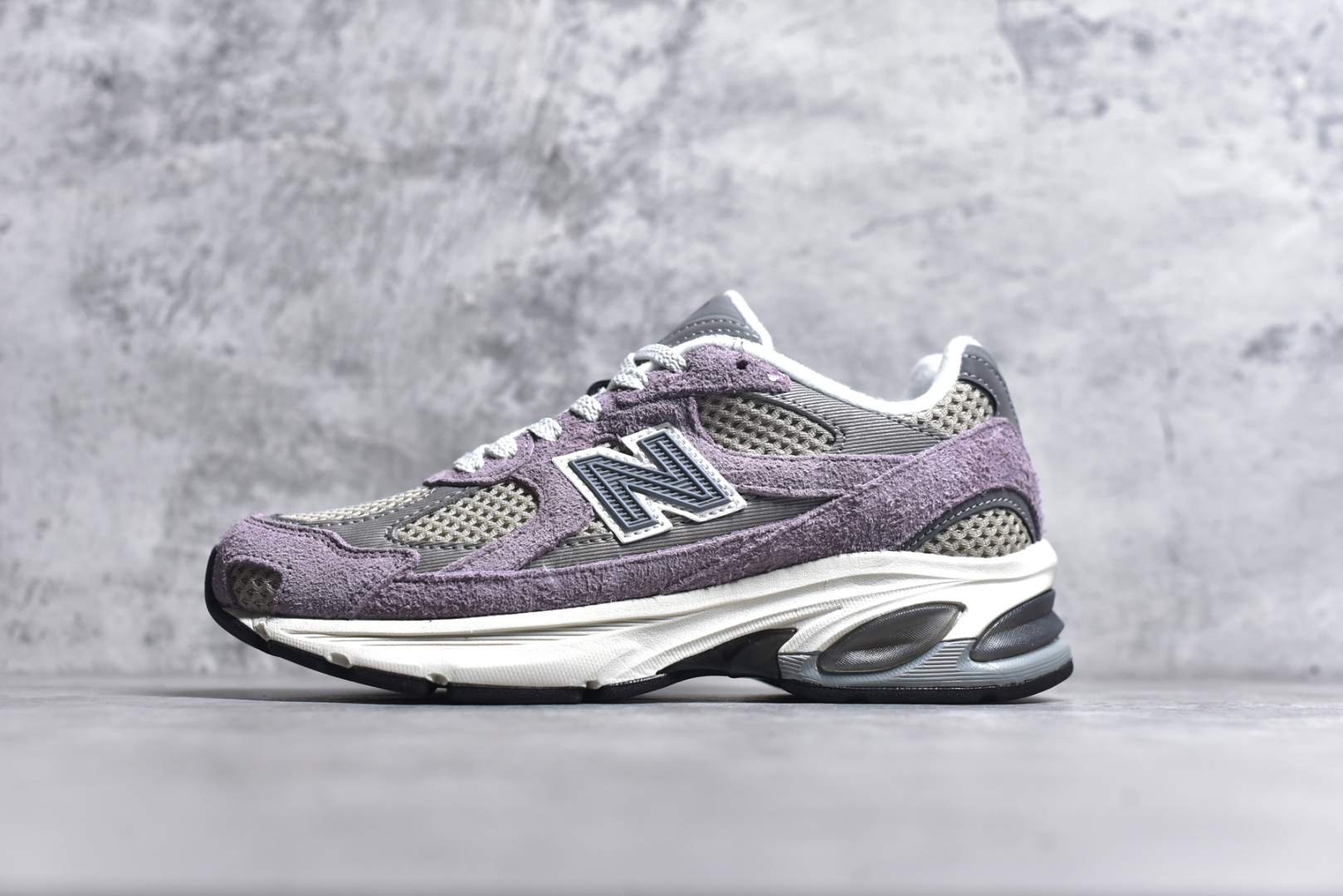 #NB 新百伦 New Balance NB9060小象蹄男女款9060舒适百搭老爹鞋。全新 9060 款式将经典风格与现代设计融合到日常多功能性中。 9060 重新诠释了源自经典 99X 型号的熟悉元素，其灵感来自于 Y2K 时代的未来主义和美学。 鞋面在990 的基础中进行了扩展和使用，以提供可见的运动感，中底采用 ABZORB 和 SBS 熟悉的缓震平台以提供舒适感。 类型：男女鞋 尺码：36-45含半码-选品中心