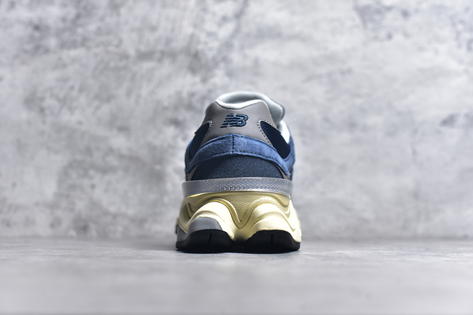 图片[5]-#NB 新百伦 New Balance NB9060小象蹄男女款9060舒适百搭老爹鞋。全新 9060 款式将经典风格与现代设计融合到日常多功能性中。 9060 重新诠释了源自经典 99X 型号的熟悉元素，其灵感来自于 Y2K 时代的未来主义和美学。 鞋面在990 的基础中进行了扩展和使用，以提供可见的运动感，中底采用 ABZORB 和 SBS 熟悉的缓震平台以提供舒适感。 类型：男女鞋 尺码：36-45含半码-选品中心