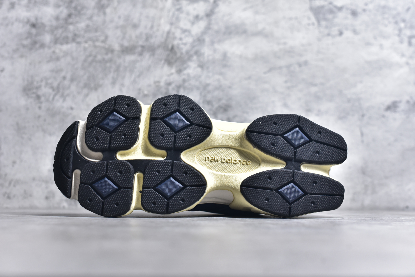 图片[6]-#NB 新百伦 New Balance NB9060小象蹄男女款9060舒适百搭老爹鞋。全新 9060 款式将经典风格与现代设计融合到日常多功能性中。 9060 重新诠释了源自经典 99X 型号的熟悉元素，其灵感来自于 Y2K 时代的未来主义和美学。 鞋面在990 的基础中进行了扩展和使用，以提供可见的运动感，中底采用 ABZORB 和 SBS 熟悉的缓震平台以提供舒适感。 类型：男女鞋 尺码：36-45含半码-选品中心