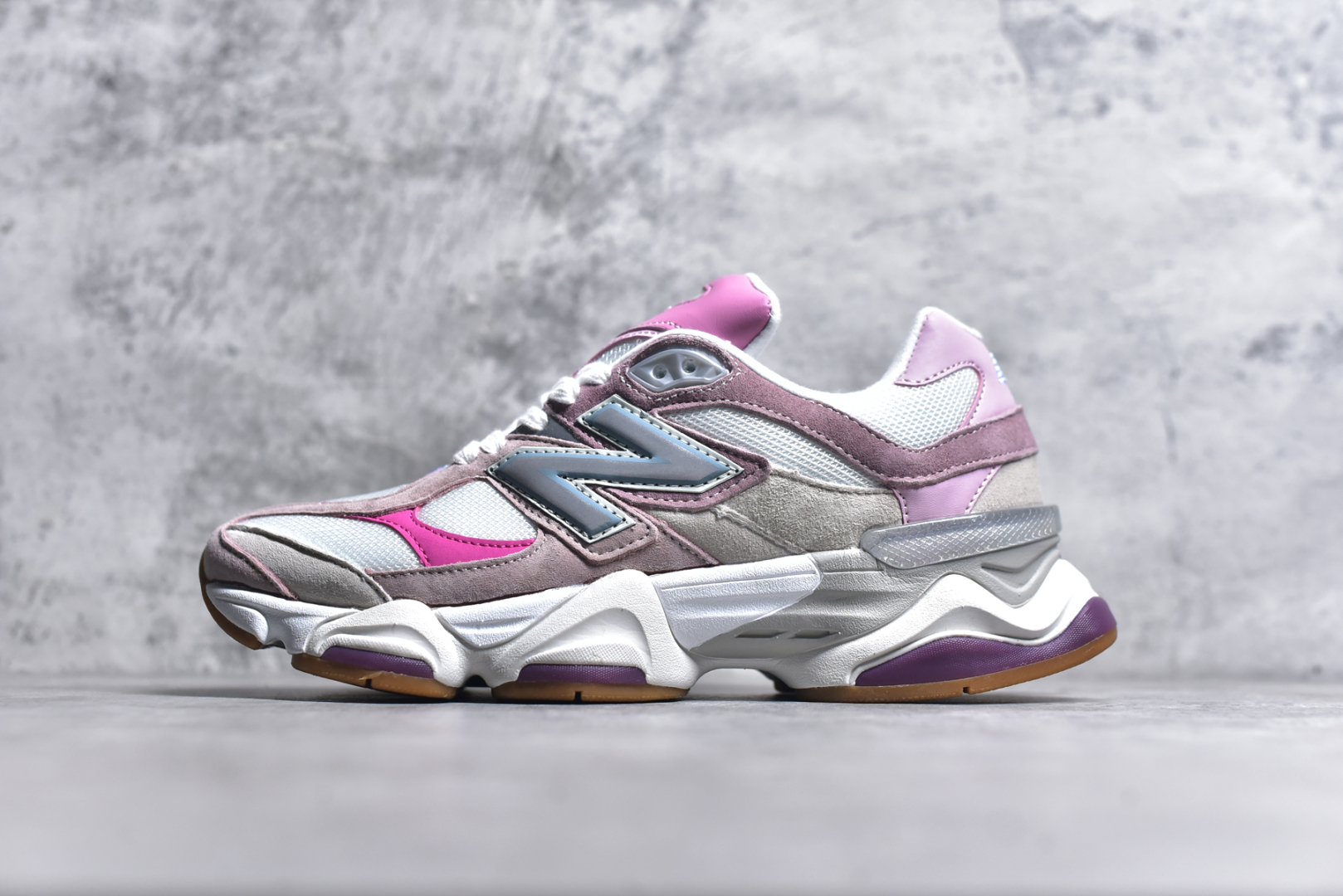 #NB 新百伦 New Balance NB9060小象蹄男女款9060舒适百搭老爹鞋。全新 9060 款式将经典风格与现代设计融合到日常多功能性中。 9060 重新诠释了源自经典 99X 型号的熟悉元素，其灵感来自于 Y2K 时代的未来主义和美学。 鞋面在990 的基础中进行了扩展和使用，以提供可见的运动感，中底采用 ABZORB 和 SBS 熟悉的缓震平台以提供舒适感。 类型：男女鞋 尺码：36-45含半码-选品中心