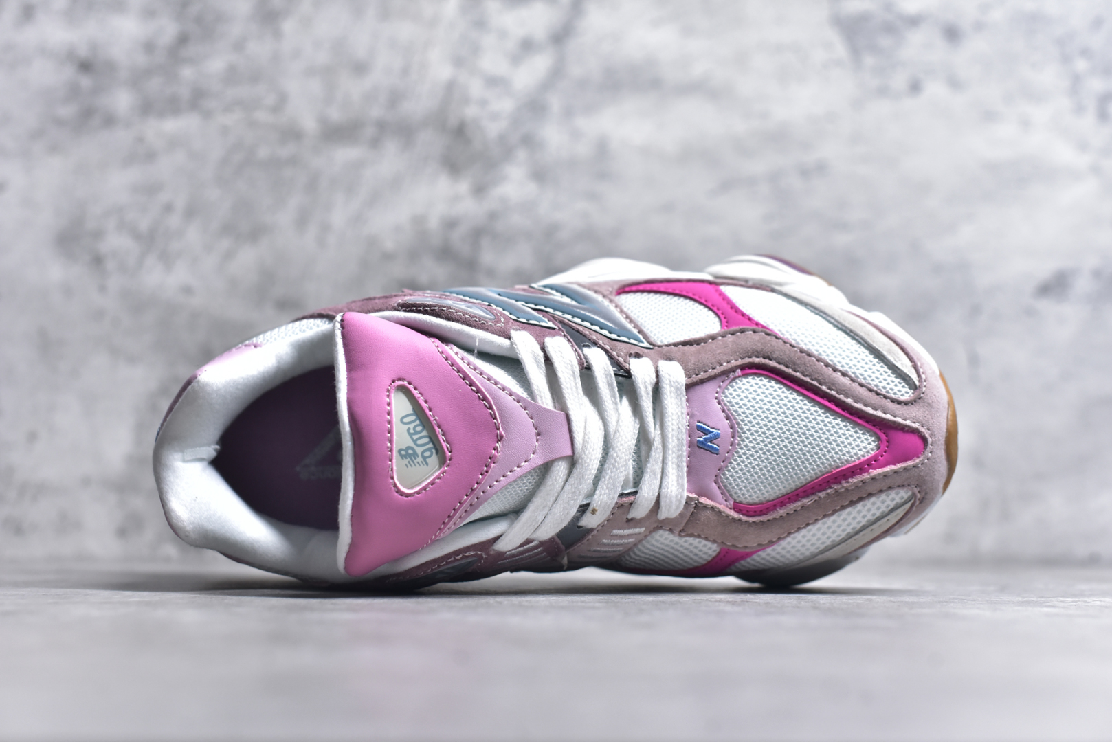 图片[4]-#NB 新百伦 New Balance NB9060小象蹄男女款9060舒适百搭老爹鞋。全新 9060 款式将经典风格与现代设计融合到日常多功能性中。 9060 重新诠释了源自经典 99X 型号的熟悉元素，其灵感来自于 Y2K 时代的未来主义和美学。 鞋面在990 的基础中进行了扩展和使用，以提供可见的运动感，中底采用 ABZORB 和 SBS 熟悉的缓震平台以提供舒适感。 类型：男女鞋 尺码：36-45含半码-选品中心