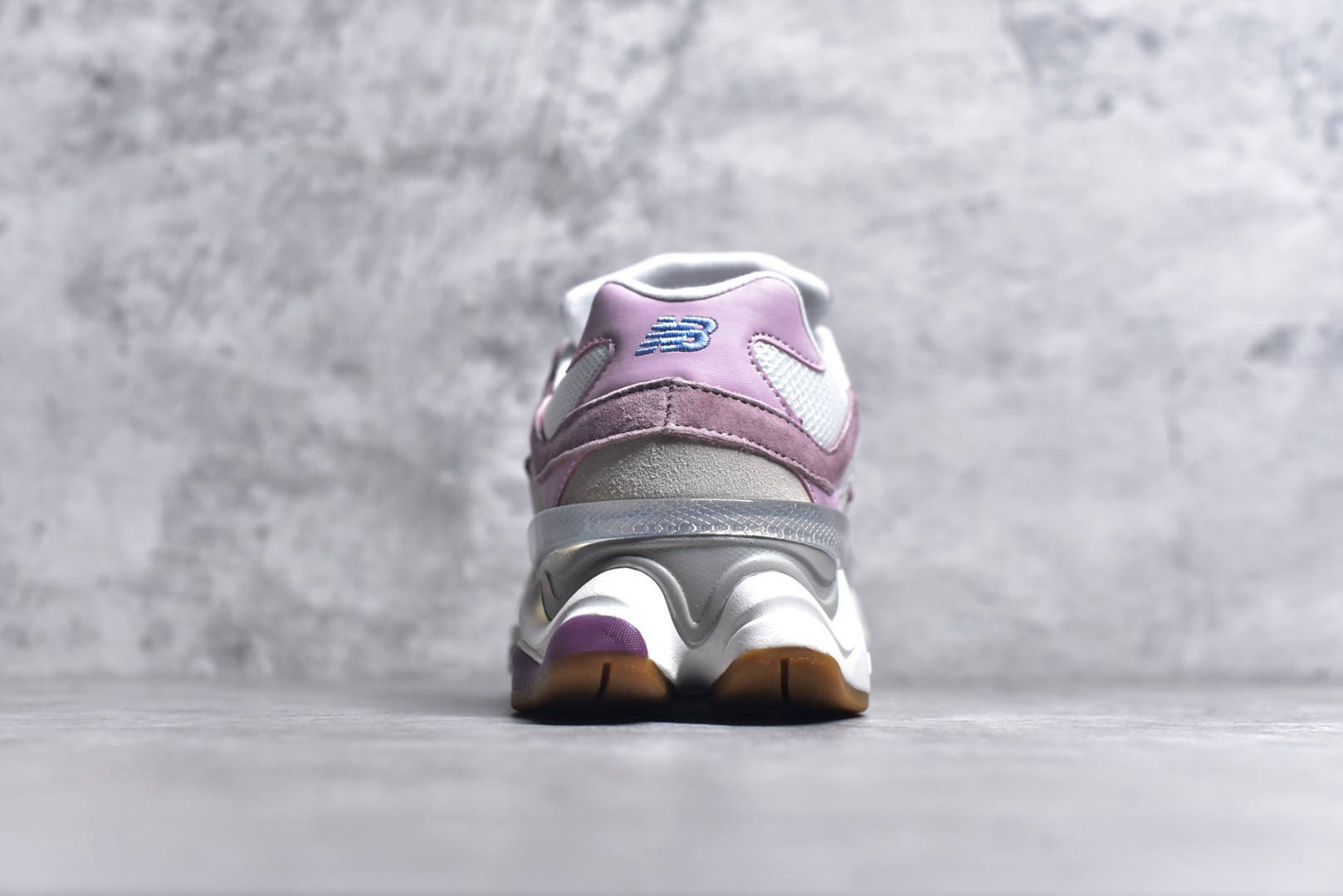 图片[5]-#NB 新百伦 New Balance NB9060小象蹄男女款9060舒适百搭老爹鞋。全新 9060 款式将经典风格与现代设计融合到日常多功能性中。 9060 重新诠释了源自经典 99X 型号的熟悉元素，其灵感来自于 Y2K 时代的未来主义和美学。 鞋面在990 的基础中进行了扩展和使用，以提供可见的运动感，中底采用 ABZORB 和 SBS 熟悉的缓震平台以提供舒适感。 类型：男女鞋 尺码：36-45含半码-选品中心