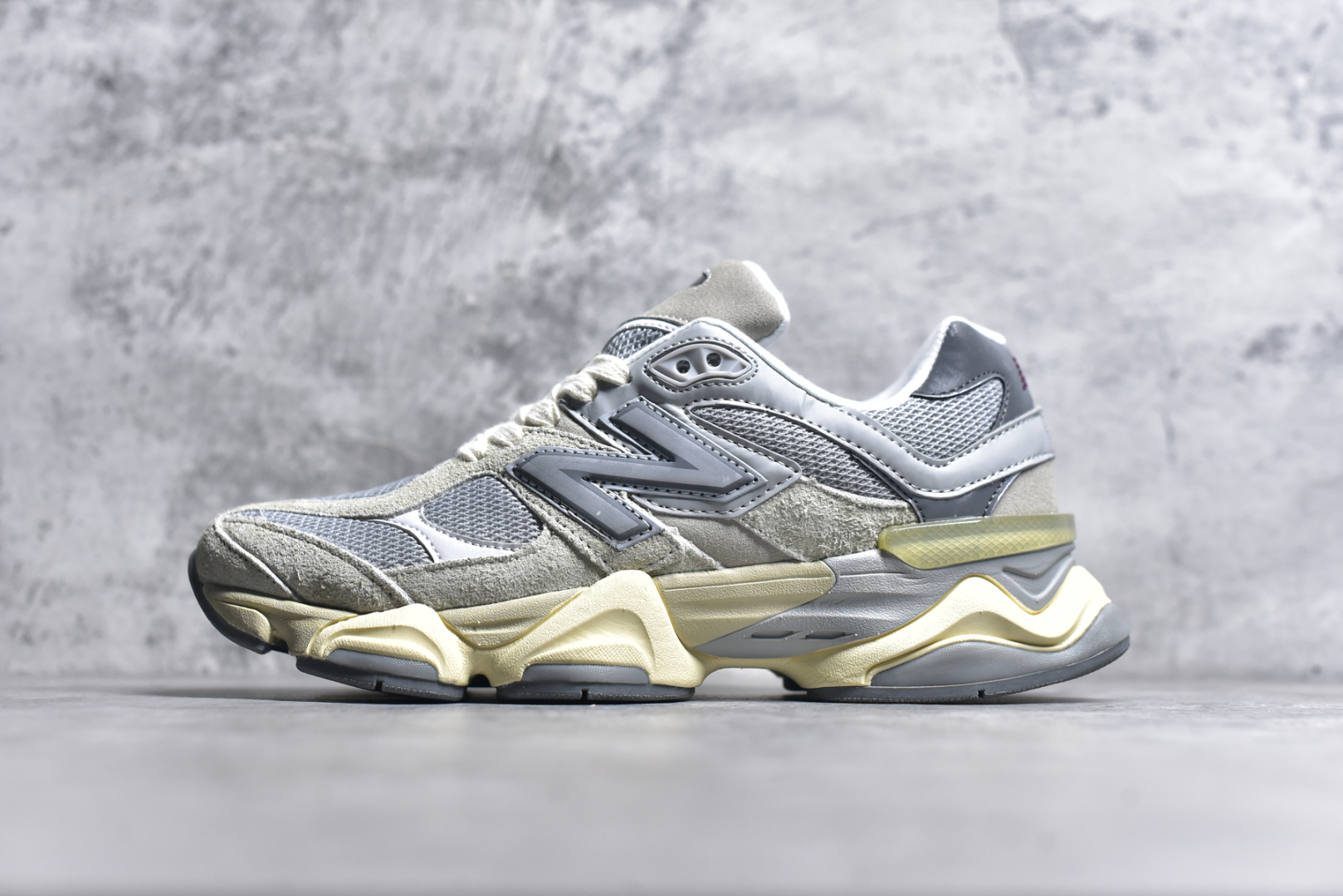 #NB 新百伦 New Balance NB9060小象蹄男女款9060舒适百搭老爹鞋。全新 9060 款式将经典风格与现代设计融合到日常多功能性中。 9060 重新诠释了源自经典 99X 型号的熟悉元素，其灵感来自于 Y2K 时代的未来主义和美学。 鞋面在990 的基础中进行了扩展和使用，以提供可见的运动感，中底采用 ABZORB 和 SBS 熟悉的缓震平台以提供舒适感。 类型：男女鞋 尺码：36-45含半码-选品中心
