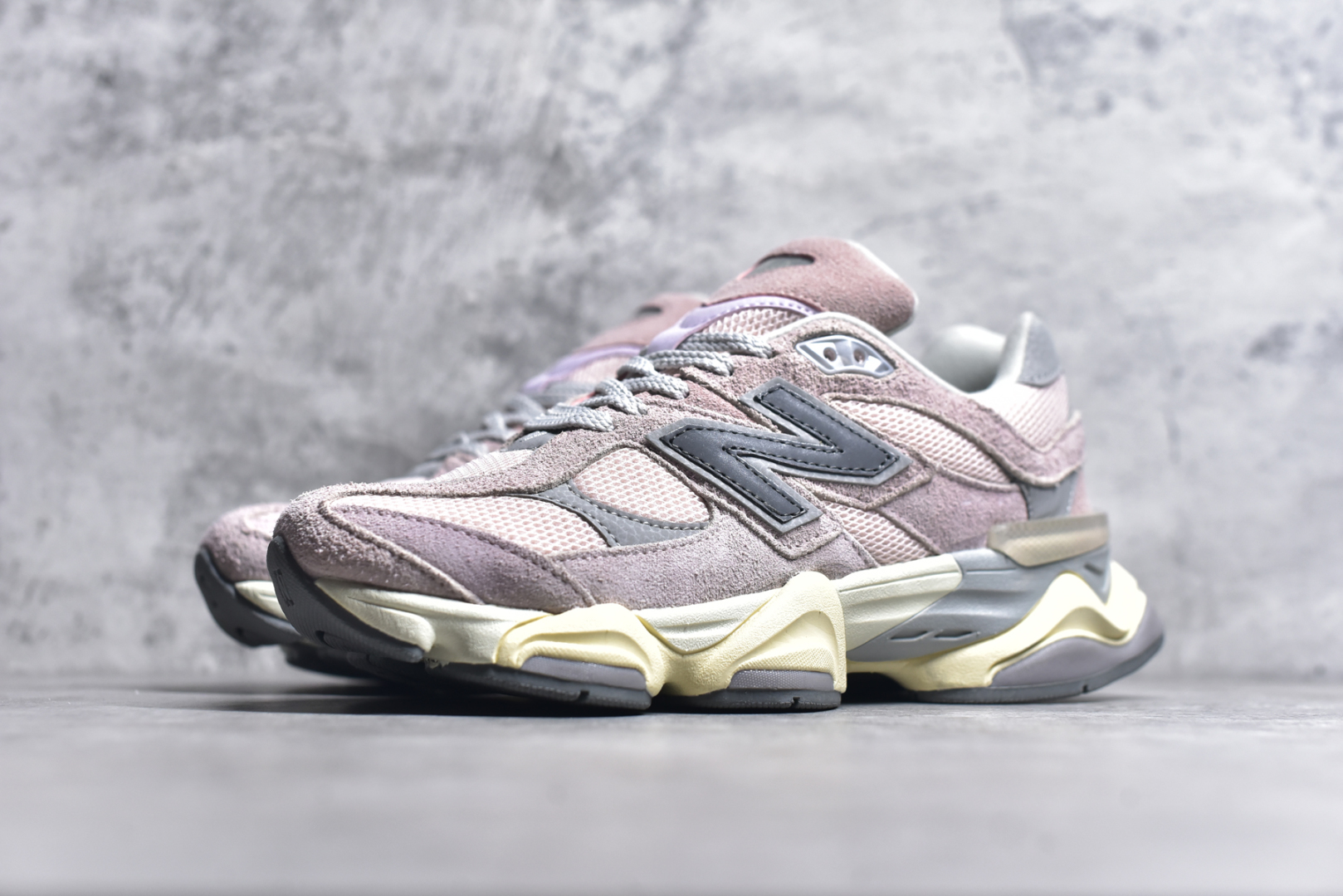 图片[2]-#NB 新百伦 New Balance NB9060小象蹄男女款9060舒适百搭老爹鞋。全新 9060 款式将经典风格与现代设计融合到日常多功能性中。 9060 重新诠释了源自经典 99X 型号的熟悉元素，其灵感来自于 Y2K 时代的未来主义和美学。 鞋面在990 的基础中进行了扩展和使用，以提供可见的运动感，中底采用 ABZORB 和 SBS 熟悉的缓震平台以提供舒适感。 类型：男女鞋 尺码：36-45含半码-选品中心