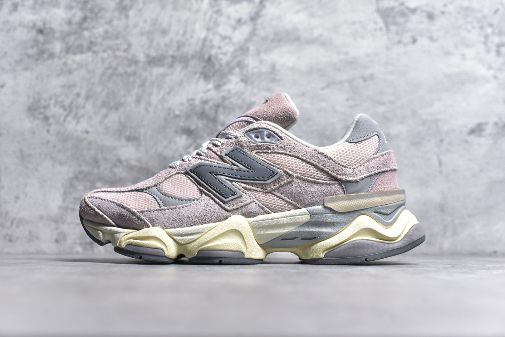 #NB 新百伦 New Balance NB9060小象蹄男女款9060舒适百搭老爹鞋。全新 9060 款式将经典风格与现代设计融合到日常多功能性中。 9060 重新诠释了源自经典 99X 型号的熟悉元素，其灵感来自于 Y2K 时代的未来主义和美学。 鞋面在990 的基础中进行了扩展和使用，以提供可见的运动感，中底采用 ABZORB 和 SBS 熟悉的缓震平台以提供舒适感。 类型：男女鞋 尺码：36-45含半码-选品中心
