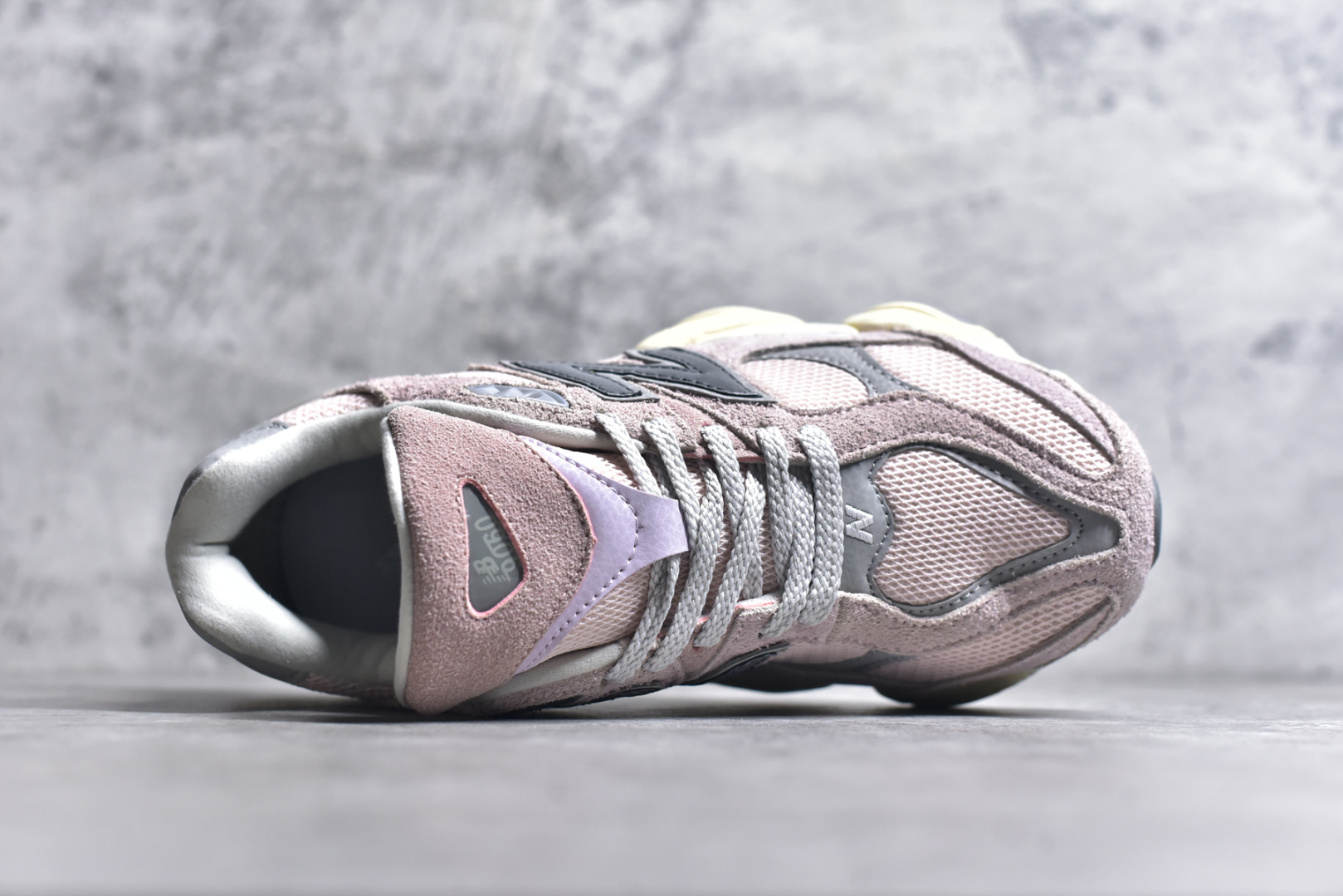 图片[4]-#NB 新百伦 New Balance NB9060小象蹄男女款9060舒适百搭老爹鞋。全新 9060 款式将经典风格与现代设计融合到日常多功能性中。 9060 重新诠释了源自经典 99X 型号的熟悉元素，其灵感来自于 Y2K 时代的未来主义和美学。 鞋面在990 的基础中进行了扩展和使用，以提供可见的运动感，中底采用 ABZORB 和 SBS 熟悉的缓震平台以提供舒适感。 类型：男女鞋 尺码：36-45含半码-选品中心