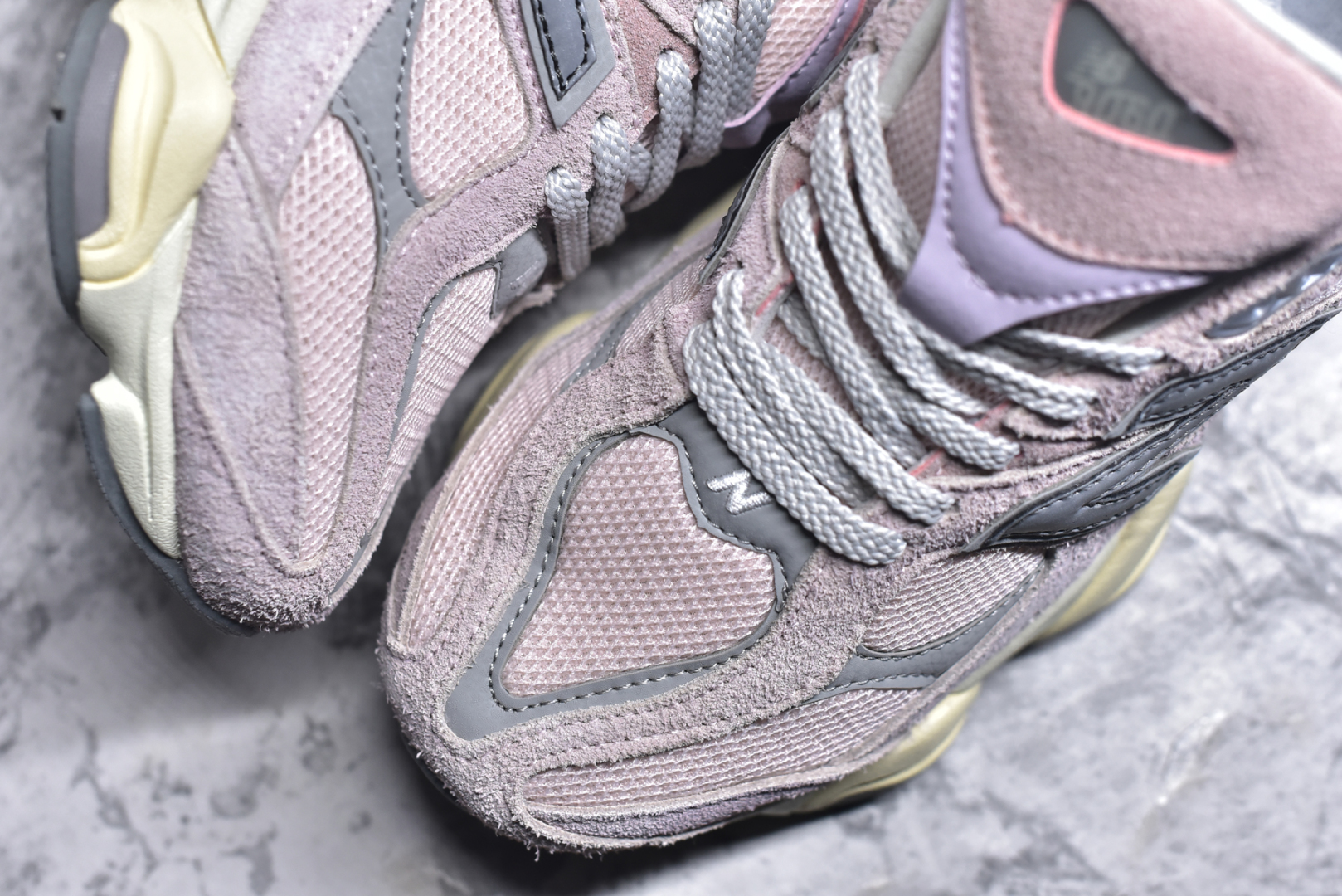 图片[8]-#NB 新百伦 New Balance NB9060小象蹄男女款9060舒适百搭老爹鞋。全新 9060 款式将经典风格与现代设计融合到日常多功能性中。 9060 重新诠释了源自经典 99X 型号的熟悉元素，其灵感来自于 Y2K 时代的未来主义和美学。 鞋面在990 的基础中进行了扩展和使用，以提供可见的运动感，中底采用 ABZORB 和 SBS 熟悉的缓震平台以提供舒适感。 类型：男女鞋 尺码：36-45含半码-选品中心