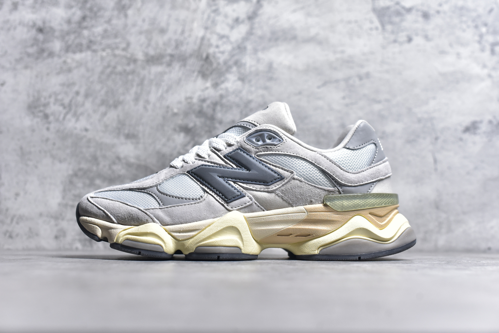 #NB 新百伦 New Balance NB9060小象蹄男女款9060舒适百搭老爹鞋。全新 9060 款式将经典风格与现代设计融合到日常多功能性中。 9060 重新诠释了源自经典 99X 型号的熟悉元素，其灵感来自于 Y2K 时代的未来主义和美学。 鞋面在990 的基础中进行了扩展和使用，以提供可见的运动感，中底采用 ABZORB 和 SBS 熟悉的缓震平台以提供舒适感。 类型：男女鞋 尺码：36-45含半码-选品中心