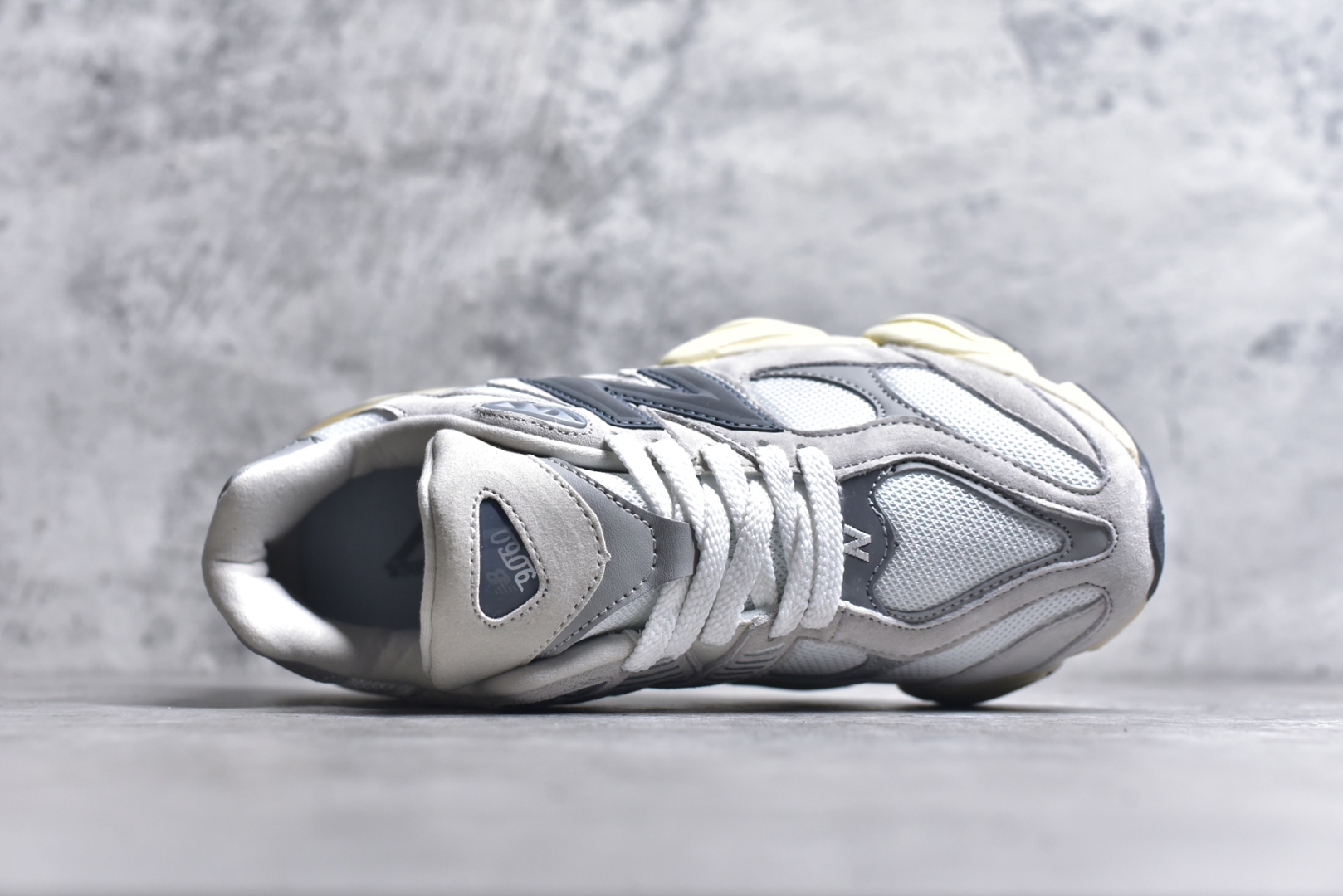 图片[4]-#NB 新百伦 New Balance NB9060小象蹄男女款9060舒适百搭老爹鞋。全新 9060 款式将经典风格与现代设计融合到日常多功能性中。 9060 重新诠释了源自经典 99X 型号的熟悉元素，其灵感来自于 Y2K 时代的未来主义和美学。 鞋面在990 的基础中进行了扩展和使用，以提供可见的运动感，中底采用 ABZORB 和 SBS 熟悉的缓震平台以提供舒适感。 类型：男女鞋 尺码：36-45含半码-选品中心