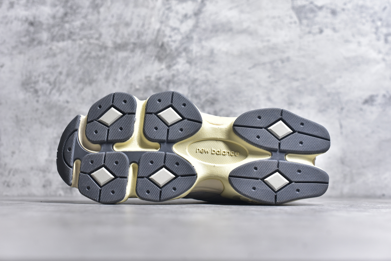 图片[6]-#NB 新百伦 New Balance NB9060小象蹄男女款9060舒适百搭老爹鞋。全新 9060 款式将经典风格与现代设计融合到日常多功能性中。 9060 重新诠释了源自经典 99X 型号的熟悉元素，其灵感来自于 Y2K 时代的未来主义和美学。 鞋面在990 的基础中进行了扩展和使用，以提供可见的运动感，中底采用 ABZORB 和 SBS 熟悉的缓震平台以提供舒适感。 类型：男女鞋 尺码：36-45含半码-选品中心