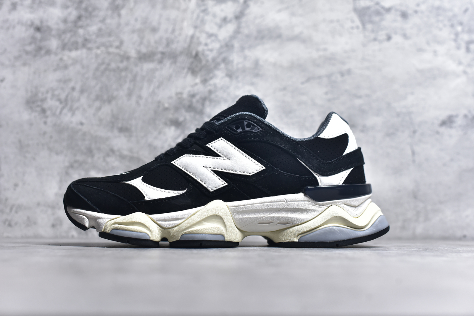 #NB 新百伦 New Balance NB9060小象蹄男女款9060舒适百搭老爹鞋。全新 9060 款式将经典风格与现代设计融合到日常多功能性中。 9060 重新诠释了源自经典 99X 型号的熟悉元素，其灵感来自于 Y2K 时代的未来主义和美学。 鞋面在990 的基础中进行了扩展和使用，以提供可见的运动感，中底采用 ABZORB 和 SBS 熟悉的缓震平台以提供舒适感。 类型：男女鞋 尺码：36-45含半码-选品中心