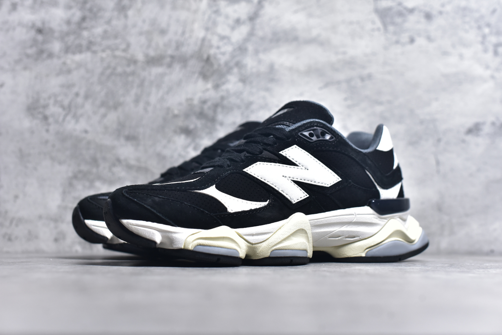 图片[2]-#NB 新百伦 New Balance NB9060小象蹄男女款9060舒适百搭老爹鞋。全新 9060 款式将经典风格与现代设计融合到日常多功能性中。 9060 重新诠释了源自经典 99X 型号的熟悉元素，其灵感来自于 Y2K 时代的未来主义和美学。 鞋面在990 的基础中进行了扩展和使用，以提供可见的运动感，中底采用 ABZORB 和 SBS 熟悉的缓震平台以提供舒适感。 类型：男女鞋 尺码：36-45含半码-选品中心