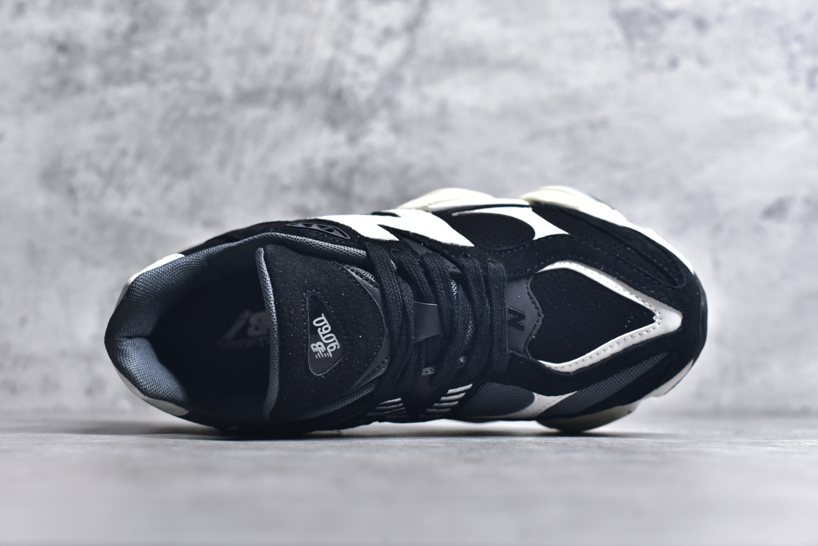 图片[4]-#NB 新百伦 New Balance NB9060小象蹄男女款9060舒适百搭老爹鞋。全新 9060 款式将经典风格与现代设计融合到日常多功能性中。 9060 重新诠释了源自经典 99X 型号的熟悉元素，其灵感来自于 Y2K 时代的未来主义和美学。 鞋面在990 的基础中进行了扩展和使用，以提供可见的运动感，中底采用 ABZORB 和 SBS 熟悉的缓震平台以提供舒适感。 类型：男女鞋 尺码：36-45含半码-选品中心