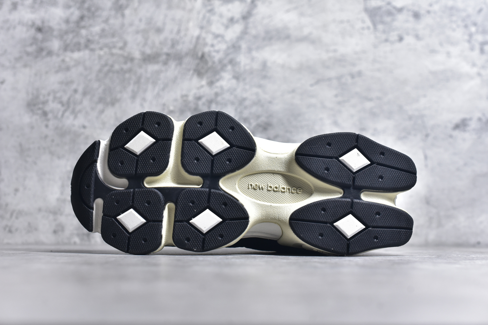 图片[6]-#NB 新百伦 New Balance NB9060小象蹄男女款9060舒适百搭老爹鞋。全新 9060 款式将经典风格与现代设计融合到日常多功能性中。 9060 重新诠释了源自经典 99X 型号的熟悉元素，其灵感来自于 Y2K 时代的未来主义和美学。 鞋面在990 的基础中进行了扩展和使用，以提供可见的运动感，中底采用 ABZORB 和 SBS 熟悉的缓震平台以提供舒适感。 类型：男女鞋 尺码：36-45含半码-选品中心