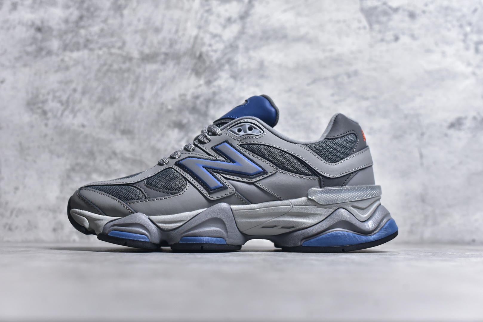 #NB 新百伦 New Balance NB9060小象蹄男女款9060舒适百搭老爹鞋。全新 9060 款式将经典风格与现代设计融合到日常多功能性中。 9060 重新诠释了源自经典 99X 型号的熟悉元素，其灵感来自于 Y2K 时代的未来主义和美学。 鞋面在990 的基础中进行了扩展和使用，以提供可见的运动感，中底采用 ABZORB 和 SBS 熟悉的缓震平台以提供舒适感。 类型：男女鞋 尺码：36-45含半码-选品中心