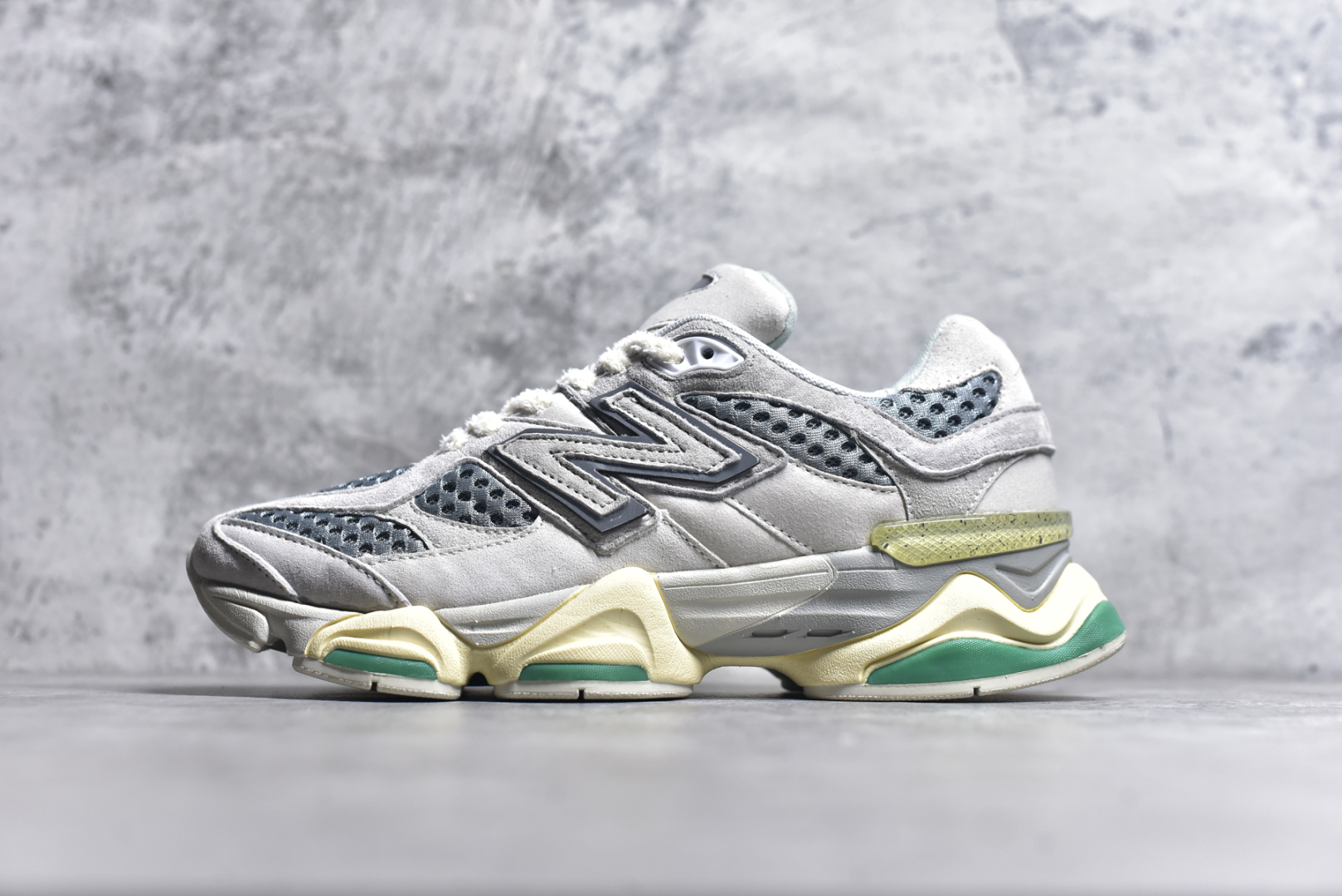 #NB 新百伦 New Balance NB9060小象蹄男女款9060舒适百搭老爹鞋。全新 9060 款式将经典风格与现代设计融合到日常多功能性中。 9060 重新诠释了源自经典 99X 型号的熟悉元素，其灵感来自于 Y2K 时代的未来主义和美学。 鞋面在990 的基础中进行了扩展和使用，以提供可见的运动感，中底采用 ABZORB 和 SBS 熟悉的缓震平台以提供舒适感。 类型：男女鞋 尺码：36-45含半码-选品中心