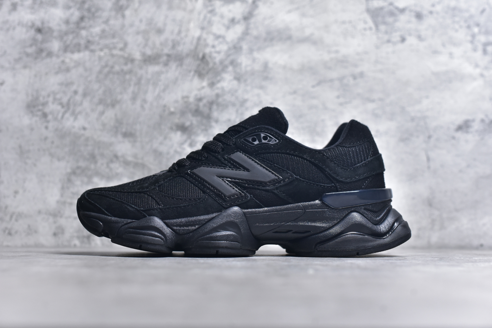 #NB 新百伦 New Balance NB9060小象蹄男女款9060舒适百搭老爹鞋。全新 9060 款式将经典风格与现代设计融合到日常多功能性中。 9060 重新诠释了源自经典 99X 型号的熟悉元素，其灵感来自于 Y2K 时代的未来主义和美学。 鞋面在990 的基础中进行了扩展和使用，以提供可见的运动感，中底采用 ABZORB 和 SBS 熟悉的缓震平台以提供舒适感。 类型：男女鞋 尺码：36-45含半码-选品中心