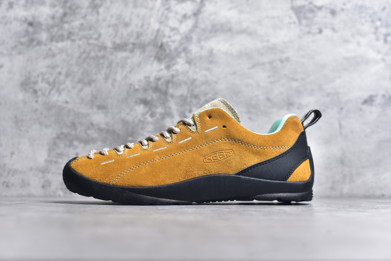 #Keen Jasper Rocks SP 美国人气户外品牌-科恩贾斯珀都市系列复古低帮系带户外风露营徒步登山运动训练鞋 原楦型开发纸版 采用固色翻毛皮鞋面材质 内嵌高密度EVA发泡缓震脚垫 外置一体式包裹防滑防剐蹭耐磨橡胶大底 向经典的90年代致敬 山系神级鞋履 尺码：35 36 37 38 39 40 41 42 43 44 45-选品中心