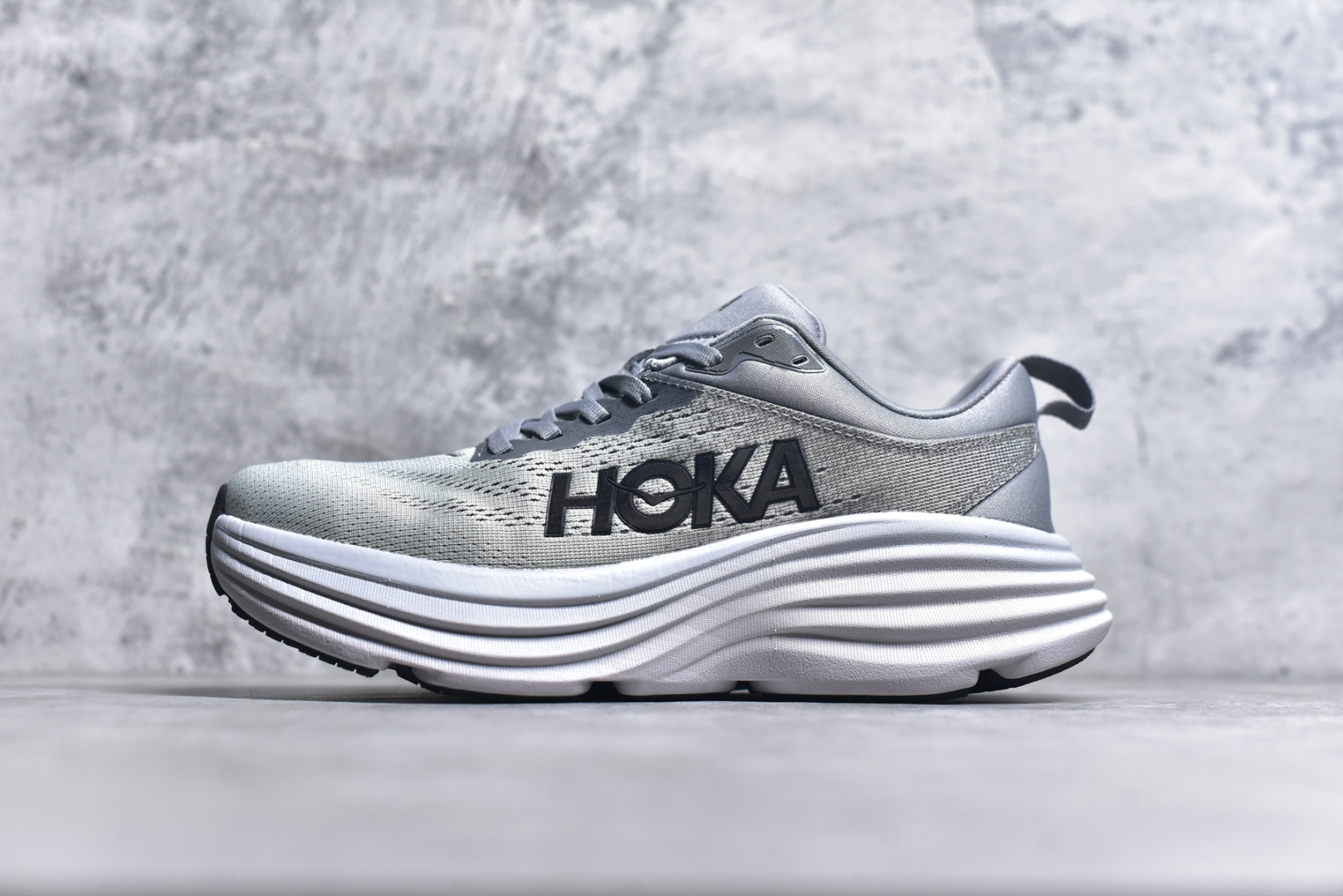 #小红书推荐HOKA M MACH X全新配色 这个品牌来自于新西兰的毛利语，HOKA表示大地，ONE ONE表示飞越，连起来就是飞越地平线，ONE ONE不是读作“万万”，正确读法是“欧尼欧尼”。 HOKA在超厚中底方面的积累，让它跑在了其他厂商的前面，推出的跑鞋以缓震和轻量的优势，得到,众多跑者的青睐 货号：1147833 尺码：36-45-选品中心