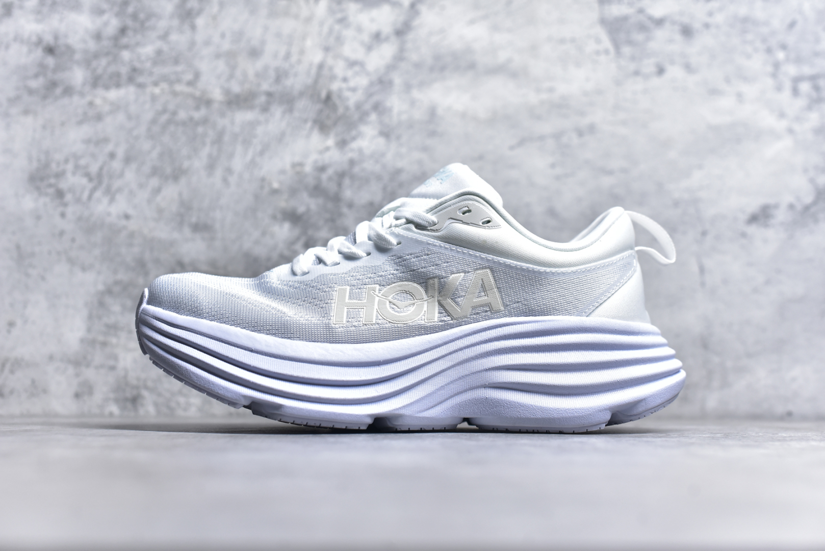 #小红书推荐HOKA M MACH X全新配色 这个品牌来自于新西兰的毛利语，HOKA表示大地，ONE ONE表示飞越，连起来就是飞越地平线，ONE ONE不是读作“万万”，正确读法是“欧尼欧尼”。 HOKA在超厚中底方面的积累，让它跑在了其他厂商的前面，推出的跑鞋以缓震和轻量的优势，得到,众多跑者的青睐 货号：1147833 尺码：36-45-选品中心