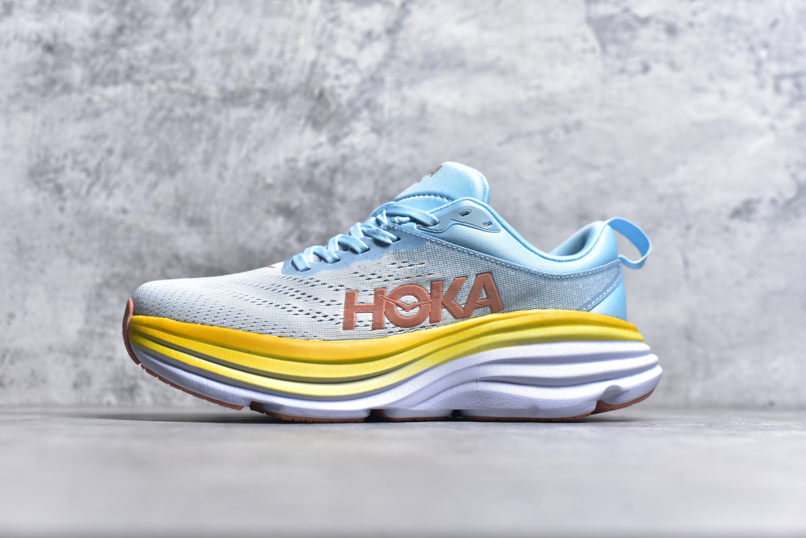 #小红书推荐HOKA M MACH X全新配色 这个品牌来自于新西兰的毛利语，HOKA表示大地，ONE ONE表示飞越，连起来就是飞越地平线，ONE ONE不是读作“万万”，正确读法是“欧尼欧尼”。 HOKA在超厚中底方面的积累，让它跑在了其他厂商的前面，推出的跑鞋以缓震和轻量的优势，得到,众多跑者的青睐 货号：1147833 尺码：36-45-选品中心