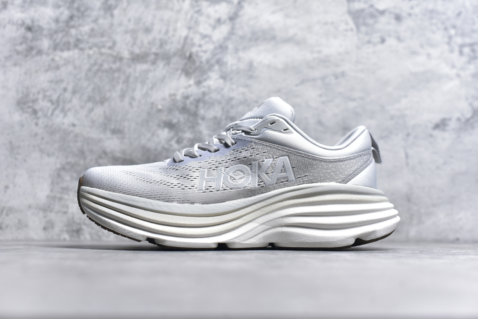 #小红书推荐HOKA M MACH X全新配色 这个品牌来自于新西兰的毛利语，HOKA表示大地，ONE ONE表示飞越，连起来就是飞越地平线，ONE ONE不是读作“万万”，正确读法是“欧尼欧尼”。 HOKA在超厚中底方面的积累，让它跑在了其他厂商的前面，推出的跑鞋以缓震和轻量的优势，得到,众多跑者的青睐 货号：1147833 尺码：36-45-选品中心