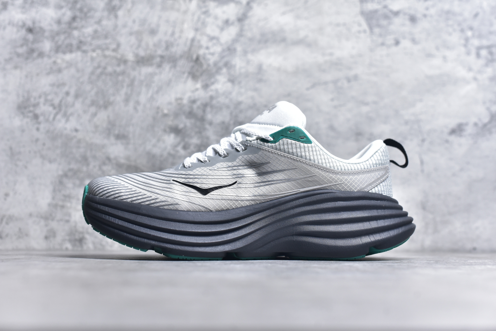 #小红书推荐HOKA M MACH X全新配色 这个品牌来自于新西兰的毛利语，HOKA表示大地，ONE ONE表示飞越，连起来就是飞越地平线，ONE ONE不是读作“万万”，正确读法是“欧尼欧尼”。 HOKA在超厚中底方面的积累，让它跑在了其他厂商的前面，推出的跑鞋以缓震和轻量的优势，得到,众多跑者的青睐 货号：1147833 尺码：36-45-选品中心