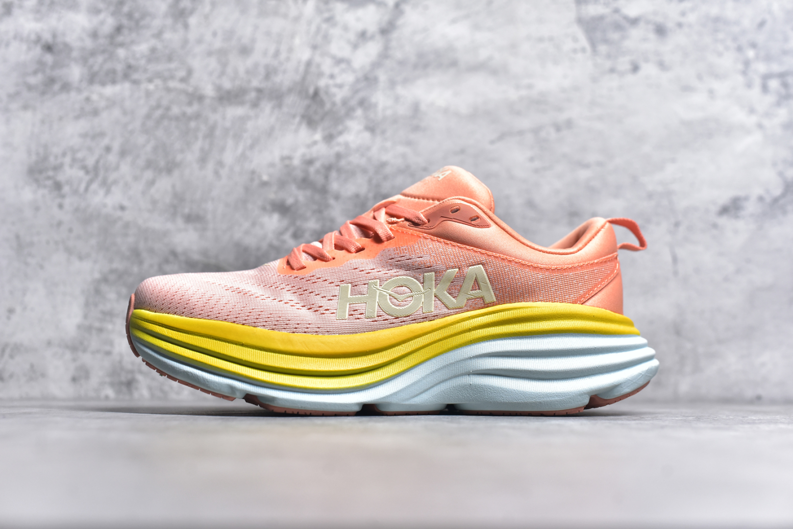 #小红书推荐HOKA M MACH X全新配色 这个品牌来自于新西兰的毛利语，HOKA表示大地，ONE ONE表示飞越，连起来就是飞越地平线，ONE ONE不是读作“万万”，正确读法是“欧尼欧尼”。 HOKA在超厚中底方面的积累，让它跑在了其他厂商的前面，推出的跑鞋以缓震和轻量的优势，得到,众多跑者的青睐 货号：1147833 尺码：36-45-选品中心