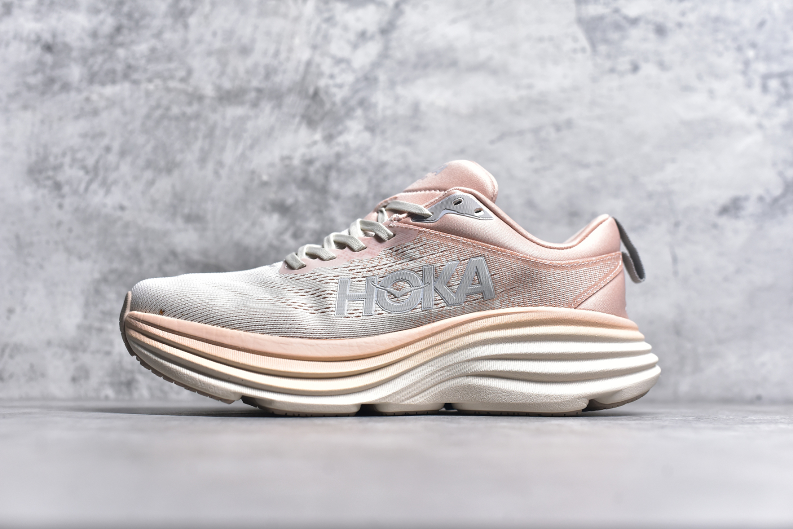 #小红书推荐HOKA M MACH X全新配色 这个品牌来自于新西兰的毛利语，HOKA表示大地，ONE ONE表示飞越，连起来就是飞越地平线，ONE ONE不是读作“万万”，正确读法是“欧尼欧尼”。 HOKA在超厚中底方面的积累，让它跑在了其他厂商的前面，推出的跑鞋以缓震和轻量的优势，得到,众多跑者的青睐 货号：1147833 尺码：36-45-选品中心