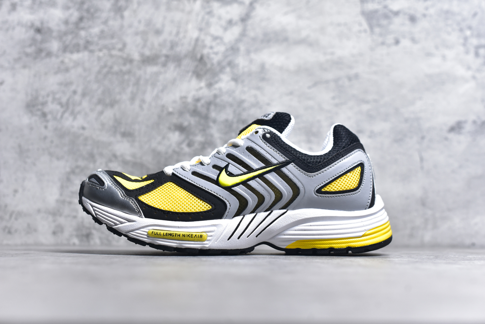 #NK AIR PEGASUS 2K5 舒适百搭耐磨透气低帮跑步鞋时尚厚底老爹鞋 Peg专为跑者打造的熟悉弹力脚感再度回归 助你攻克各种目标 再不然 也能为你增添足下风采 2K5 版保有你喜爱的灵敏度和适中支撑力 以及发想自 2000 年代初期跑者们的飘逸造型 鞋面采用皮革和网眼布材质打造 搭配上侧面的线条设计 十分吸睛 中底搭载了Air气垫 保证舒适的脚感反馈 尺码：36 36.5 37.5 38 38.5 39 40 40.5 41 42 42.5 43 44 45-选品中心
